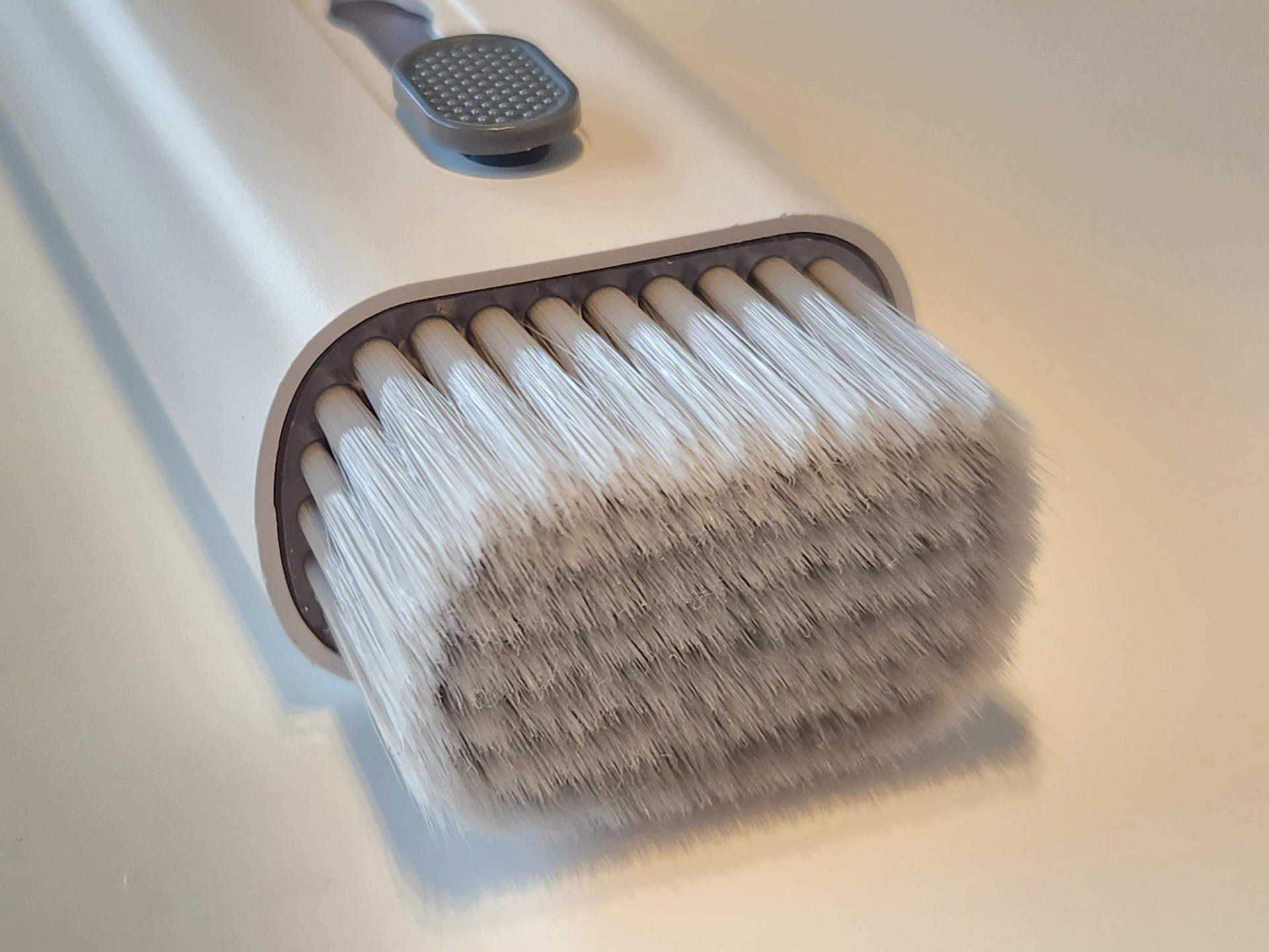 キーボードのお掃除の主役はロングブラシだ。キーキャップを外すとキースイッチが見えるのでお掃除は極めて楽だ