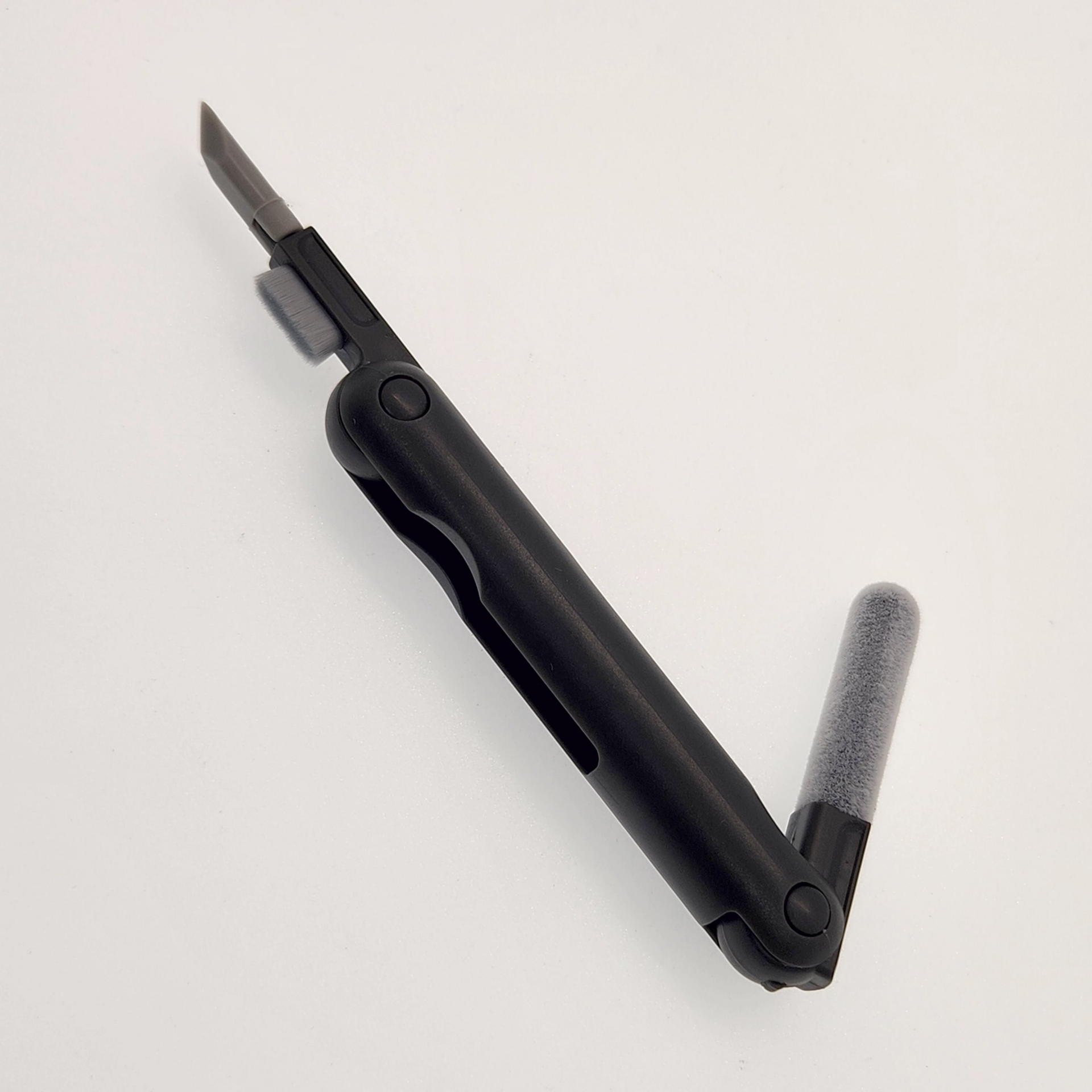 ロングブラシで取れない汚れや埃はスティッククリーナーや先端クリーナー、ショートブラシの出番だ