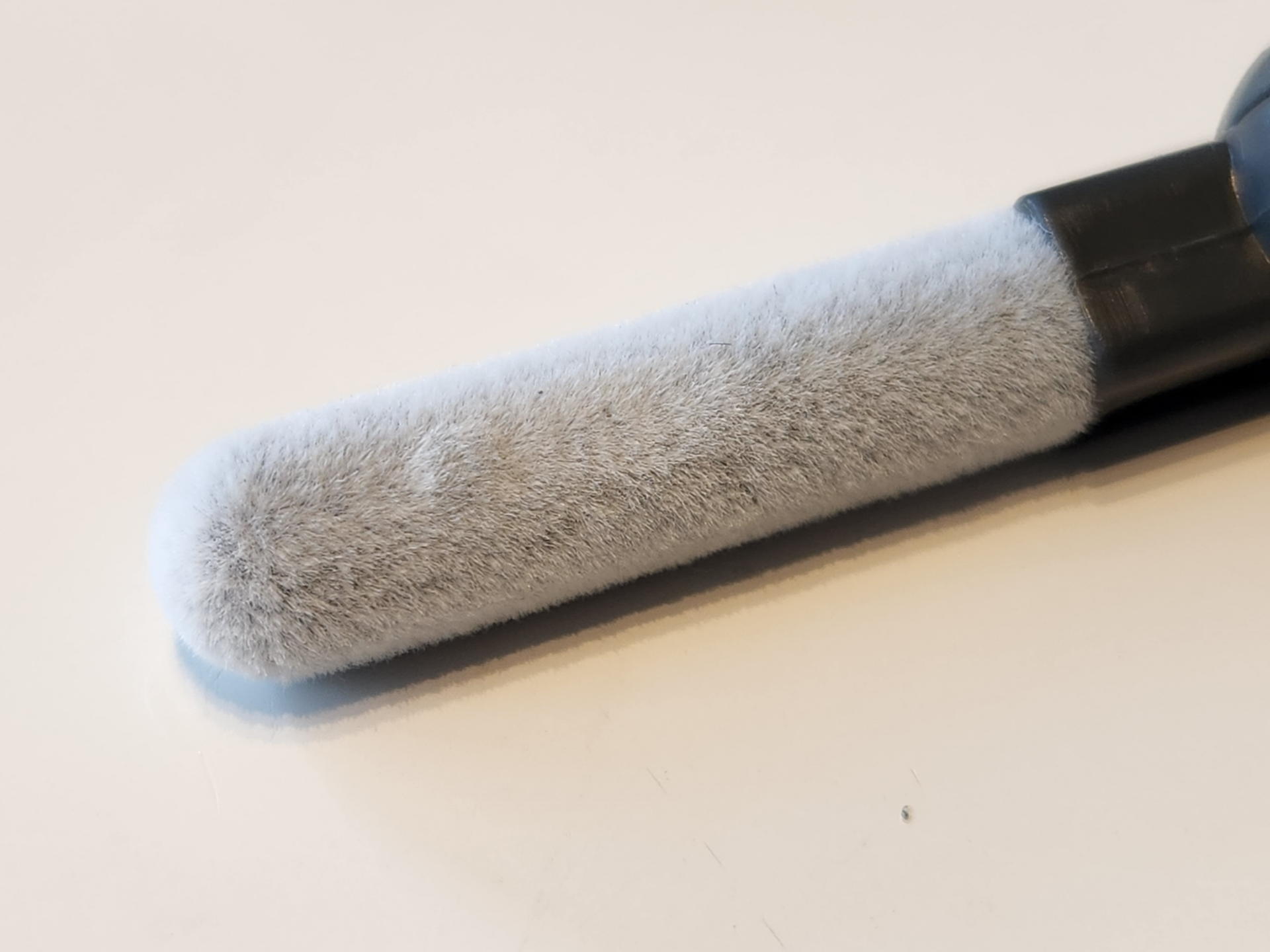 ロングブラシで取れない汚れや埃はスティッククリーナーや先端クリーナー、ショートブラシの出番だ