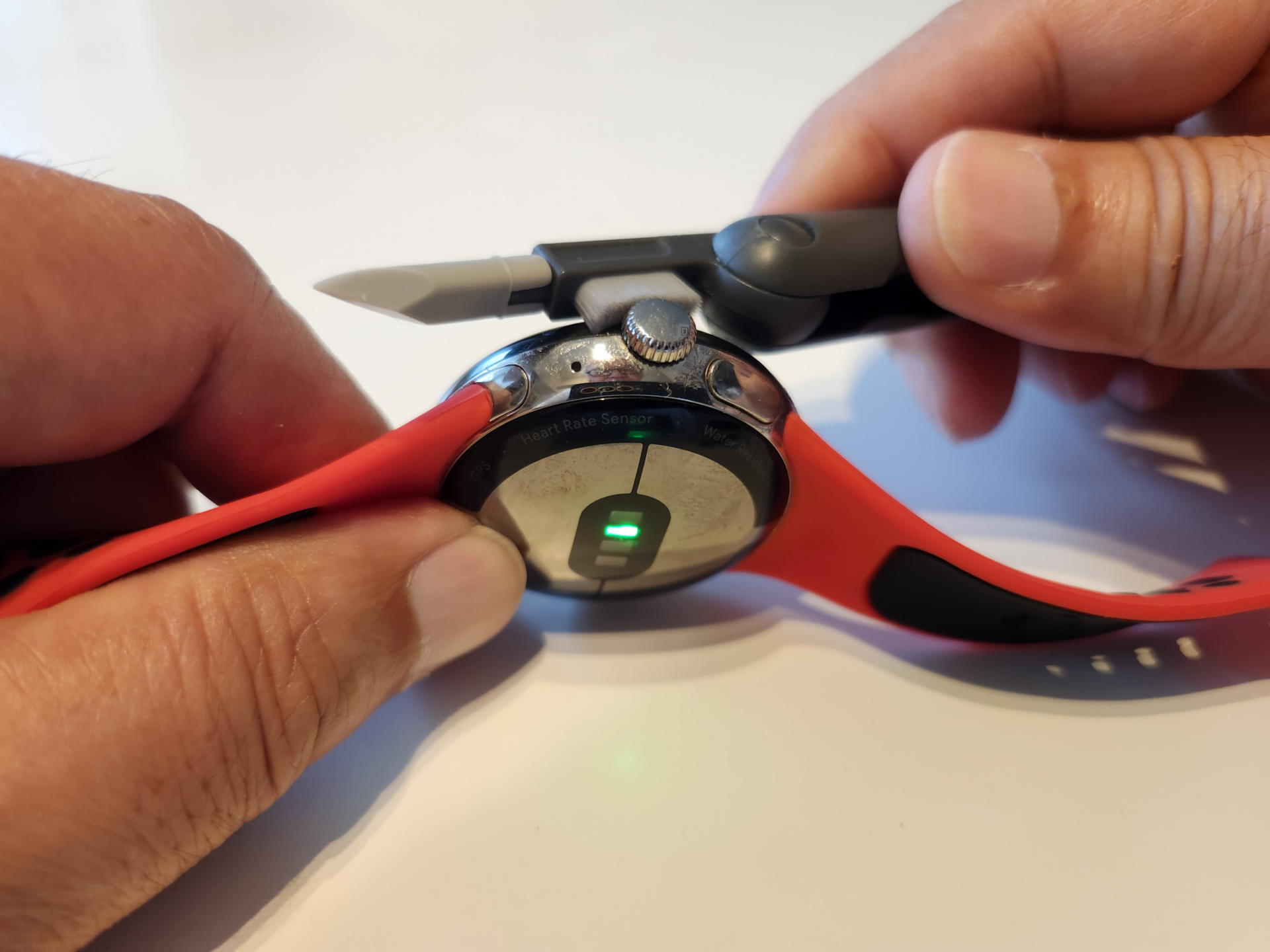 デジタルかゼンマイかを問わず腕時計はナナクリでかなり綺麗に保守できる