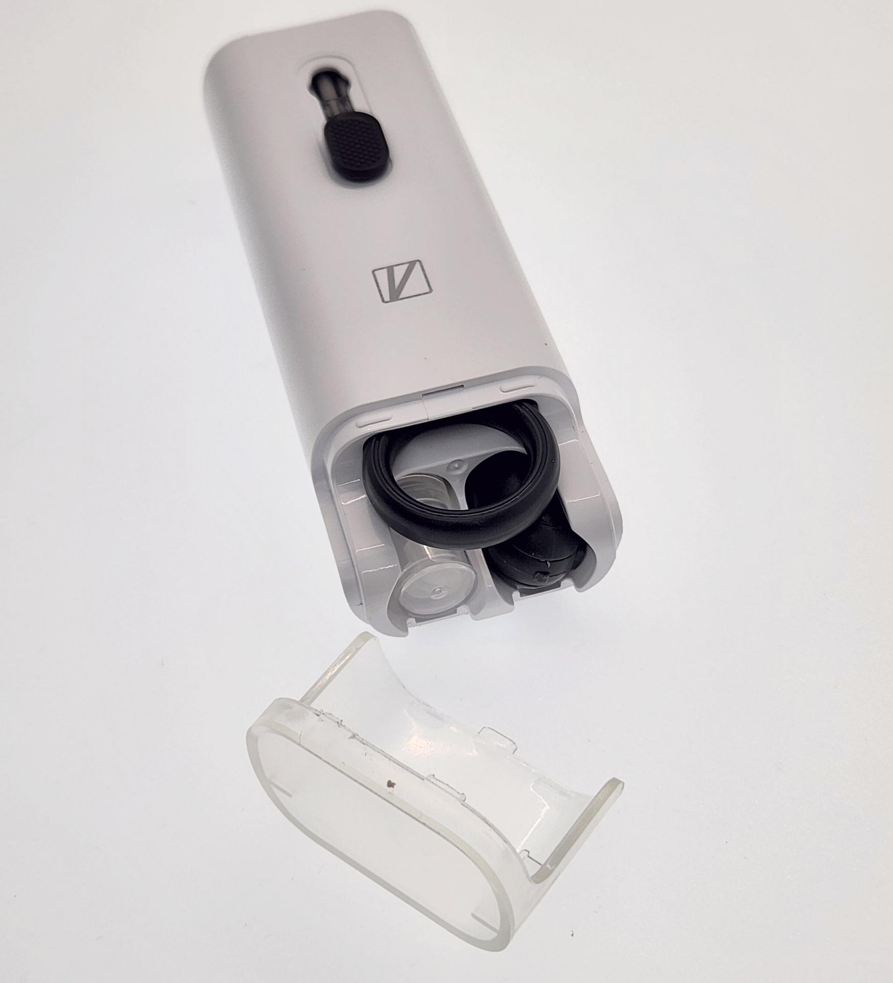 ロングブラシと反対側のクリアなキャップを外すと残りのツールが登場するナナクリの背面には大きな面積のクランエルクロスが貼られている