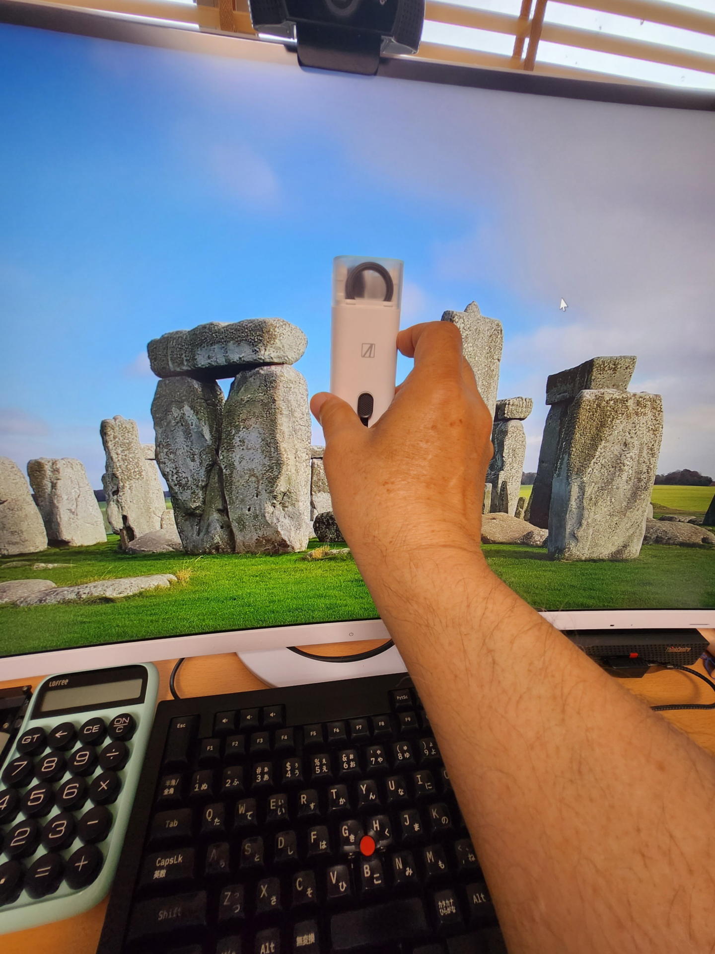 スマホの画面や大きなディスプレイでも十分効果の出せるサイズだ。付着したゴミを一気に取り去るアイデアが欲しい