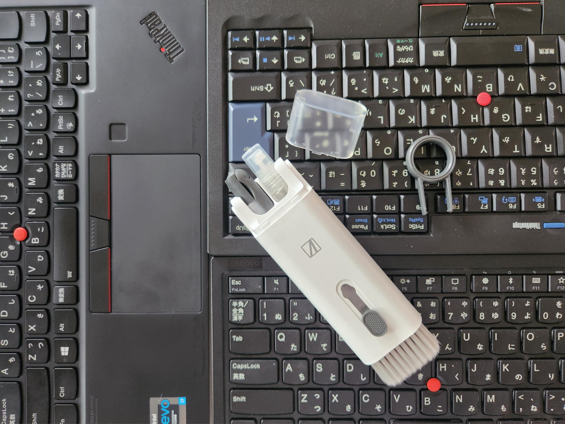 モバイルパソコンのキーボードや外付けの薄型キーボードはキーキャップが取れないのでお掃除はまどろっこしい。キーボード面を下に向けてロングブラシで気長にお掃除するのが最適だ