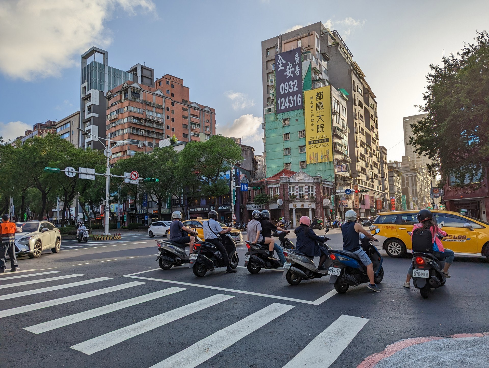 台風が近づく台北市内