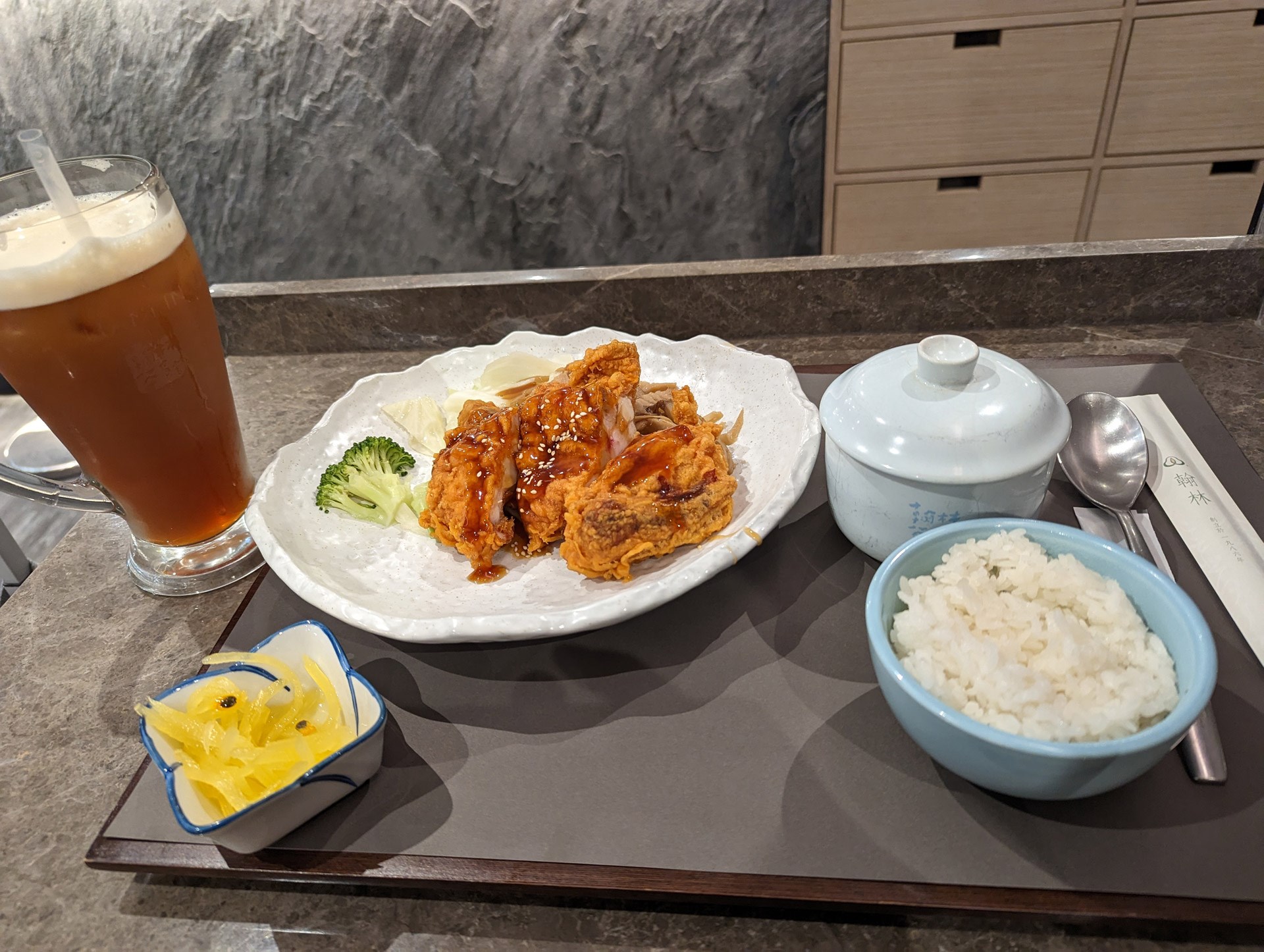 帰りの空港ではクレジットカードで豪遊。ビールジョッキみたいなのが見えるけれども、お茶です