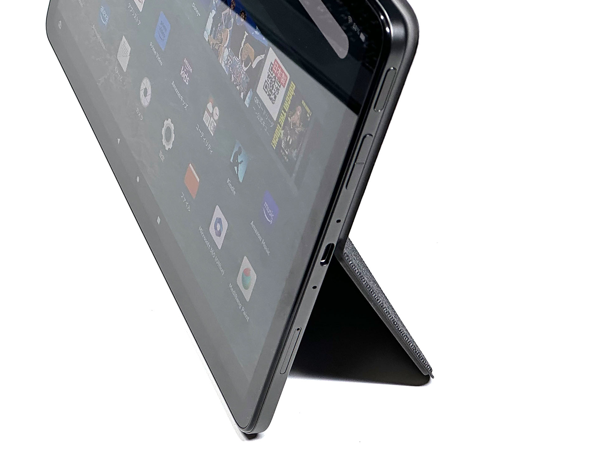 主な操作部は本体右側にある。電源ボタン/指紋センサー、ボリュームボタンがあり、microSDカードスロットやUSB-Cポートやマイクも備えている。※別売カバーを装着して撮影。