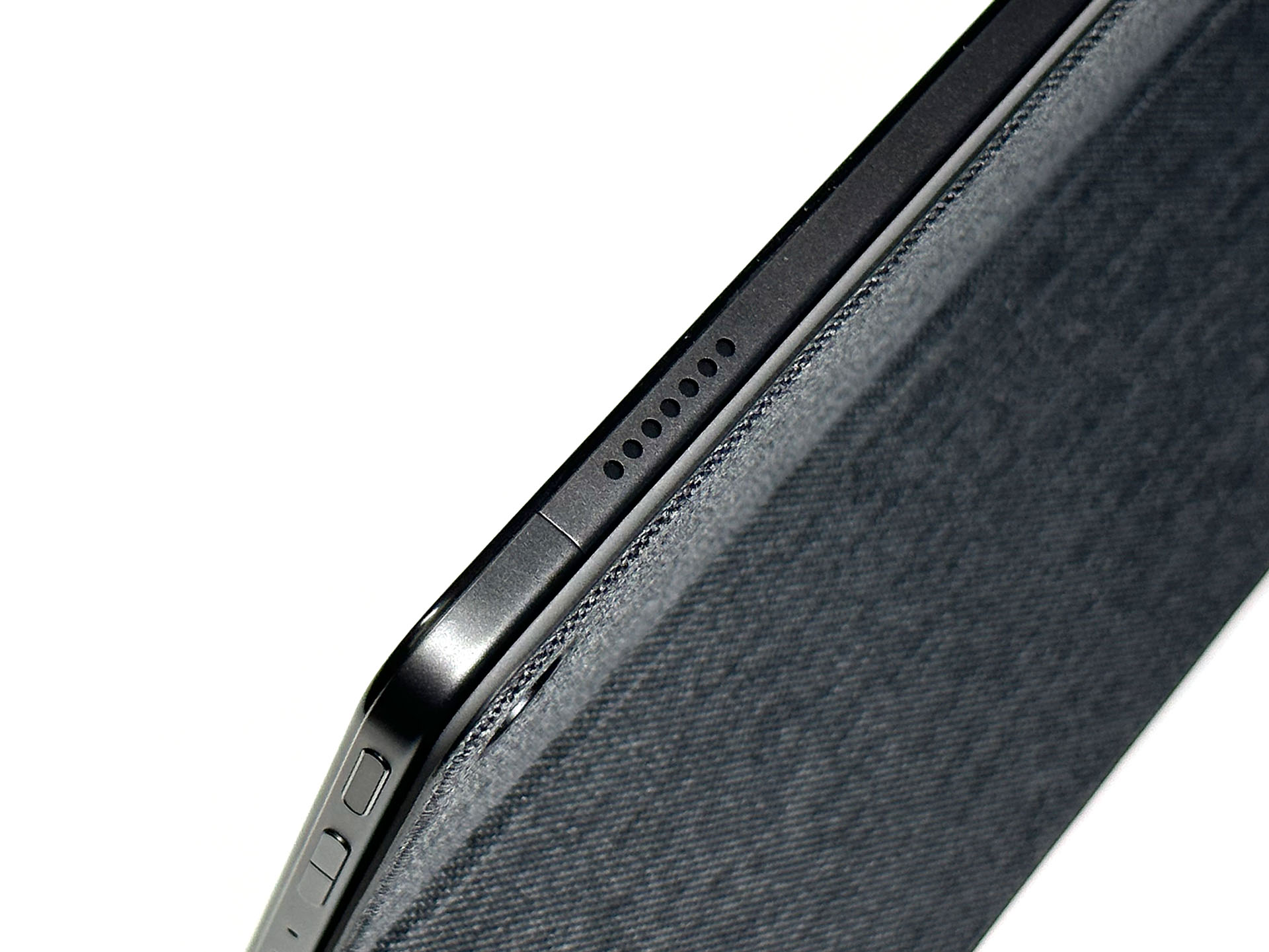 本体上部にDolby Atmos対応のデュアルステレオスピーカーを内蔵（写真は右側）。