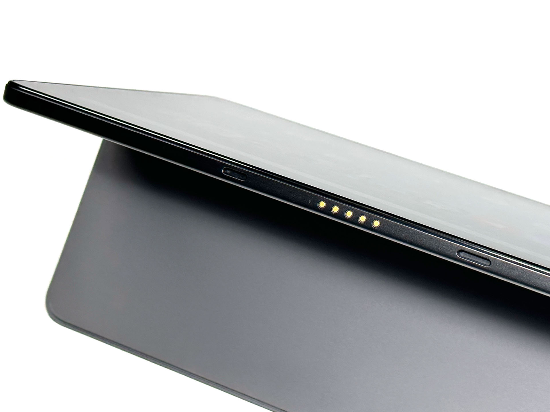 本体下部にはキーボード付きカバー接続用スロットおよびコネクターがある。