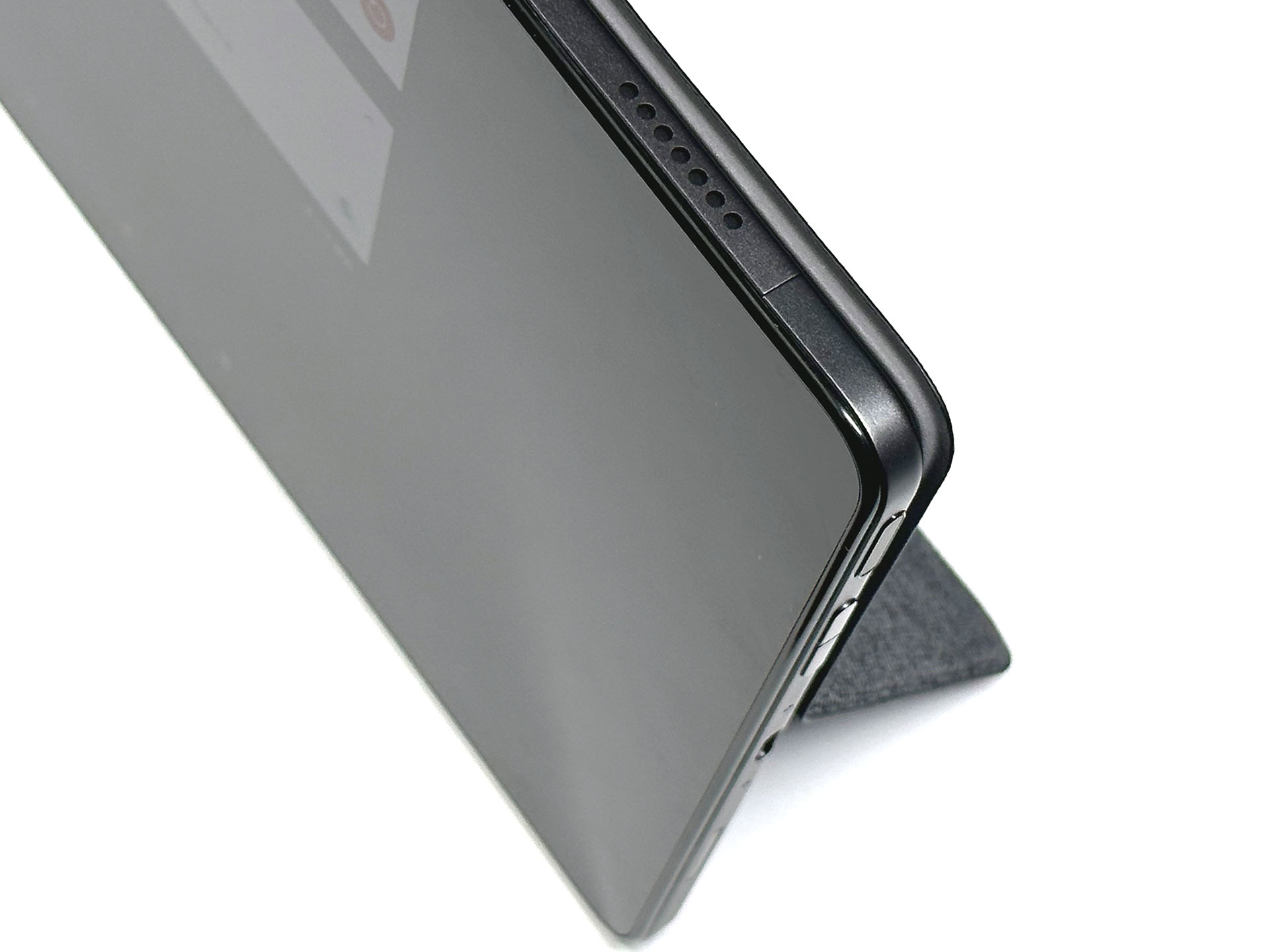 全体的に聞きやすい音が出てくる内蔵スピーカーだが、音楽をじっくり聴こうとすると「低音が物足りない」という印象が否めない。