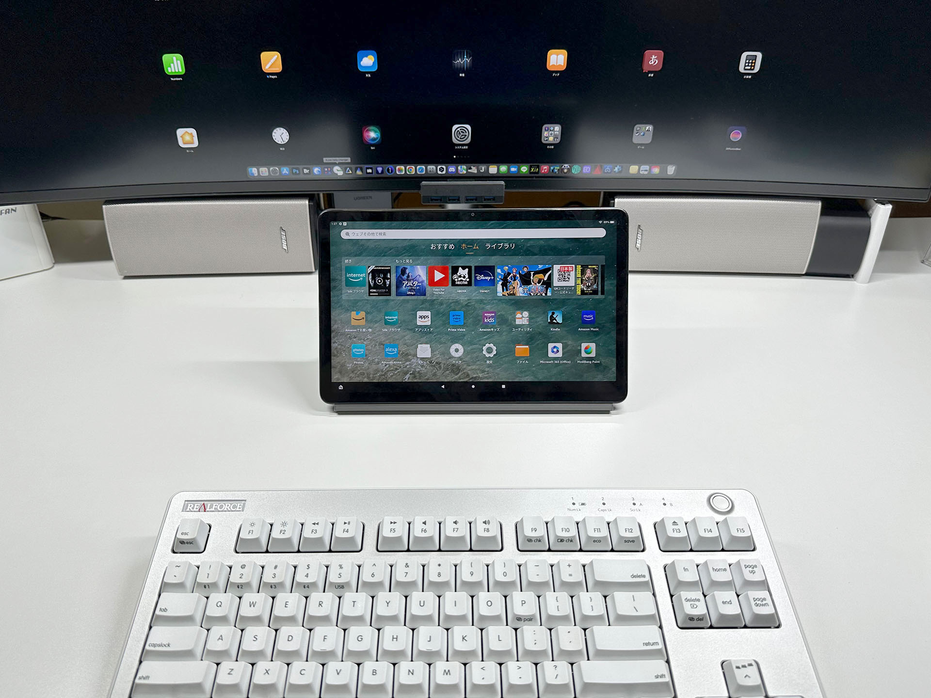 キーボードをクルリ裏返してと向こうに回した状態。キーボードは容易に外すこともできる。