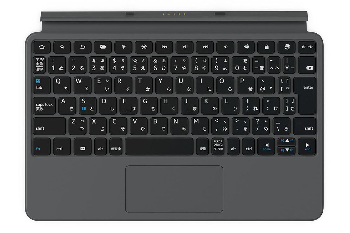 こちらはキーボード。キーボード部は画面保護のフタにもなる。Fire HD 10のキーボードと比べると、キーが一回り（半回りかな？）ほど大きく、キー配列も少し改良されている。また、薄いものの剛性が高めで安定的に打鍵できる。トラックパッドが搭載されており、各種ジェスチャー（ピンチズーム、2本指スクロール、タスクスイッチなど）で画面に触れずともタッチ操作とだいたい同じように使える感覚。なかなか便利。