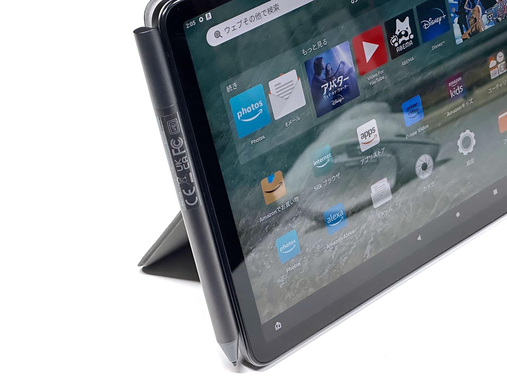 ペンは本体左側にマグネット吸着する。