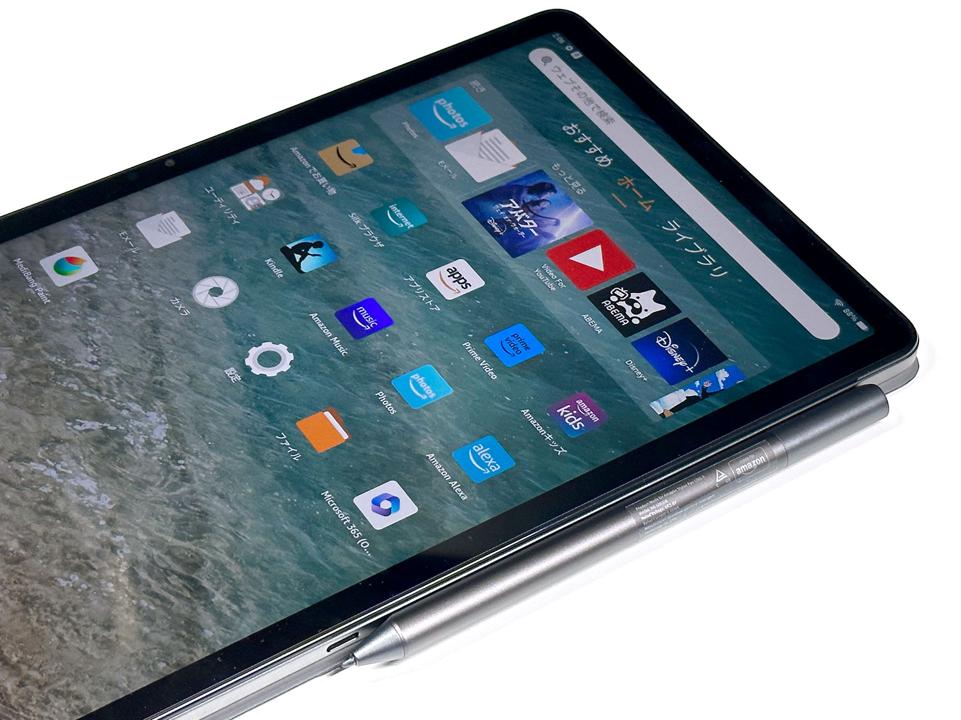 スピーカー側を左にして縦向きにした状態で、ペンは長辺右側にもマグネット吸着する。