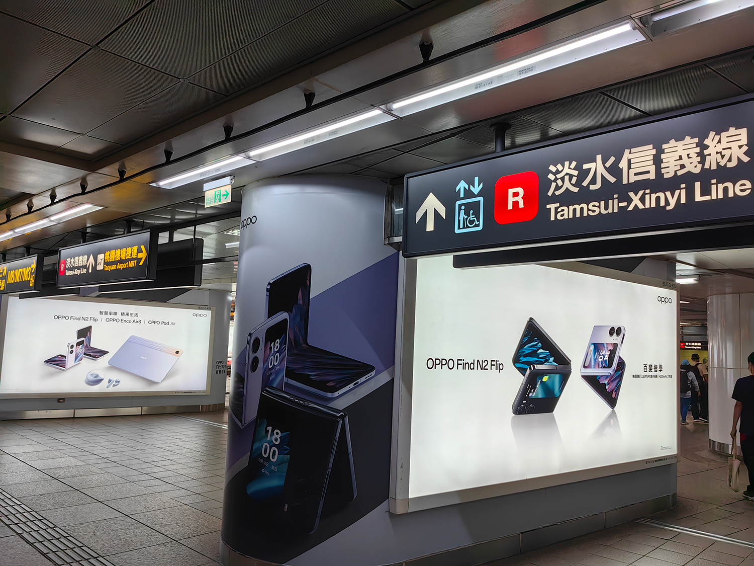 台北駅地下鉄構内のOPPO広告もFind N2 Flip推し