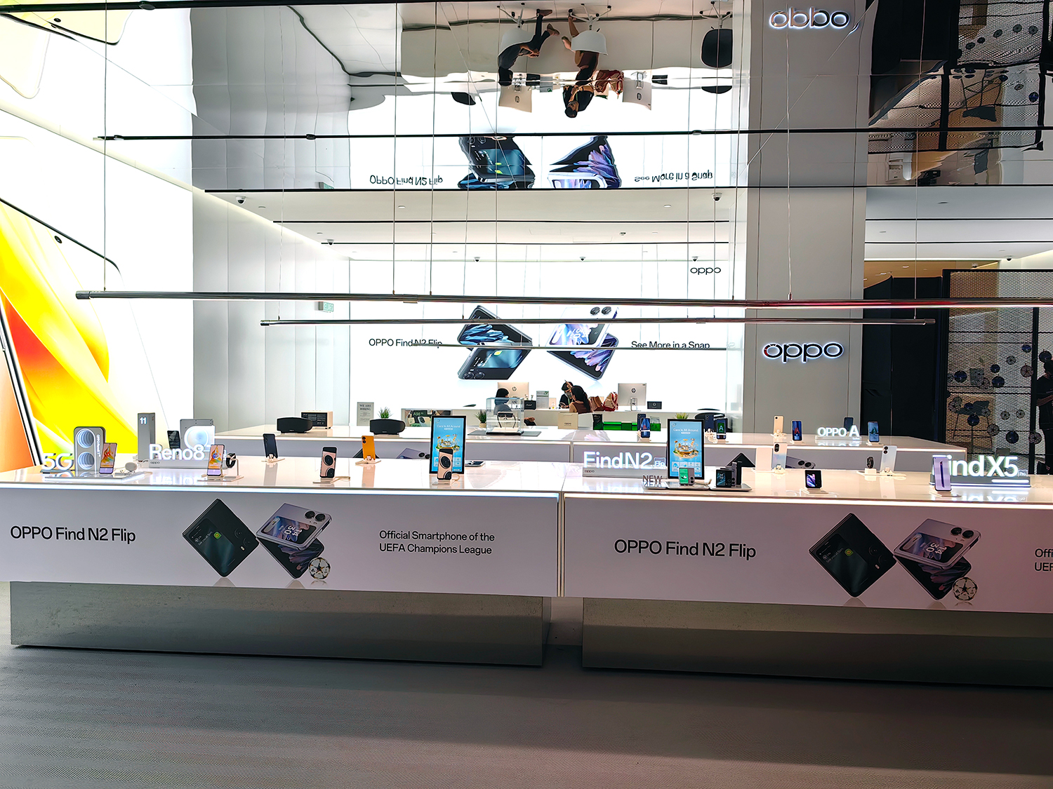 ミッドバレーメガモールのOPPO店舗