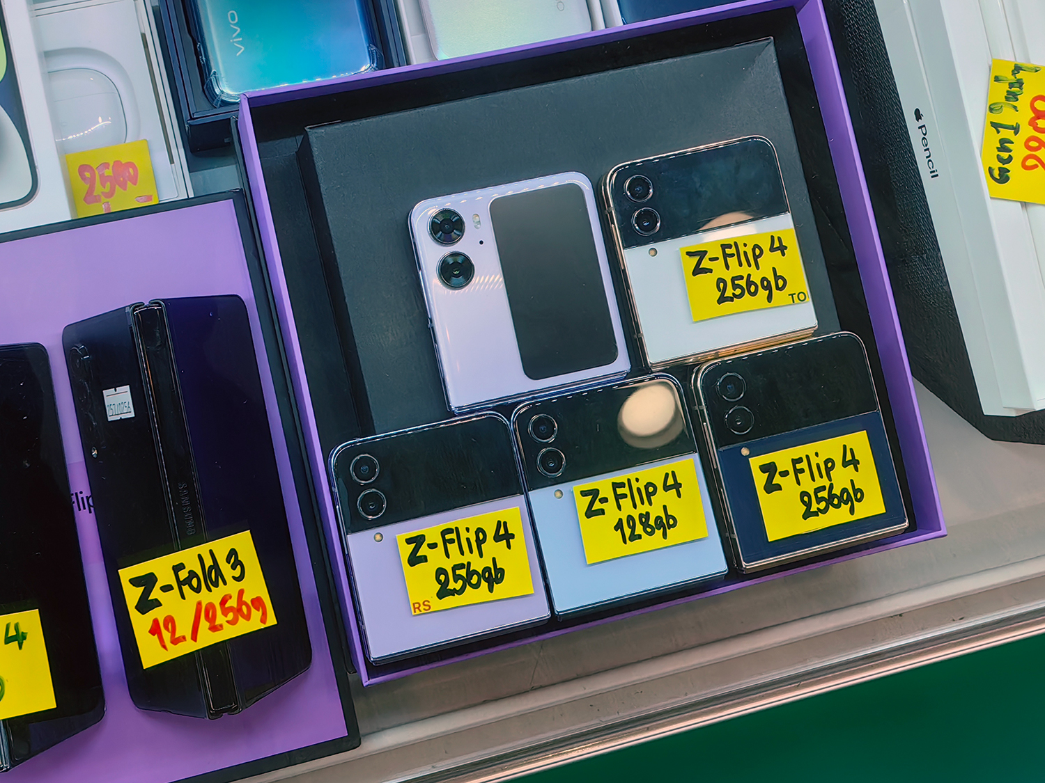 中古ショップではGalaxy Z Flip4と一緒に展示