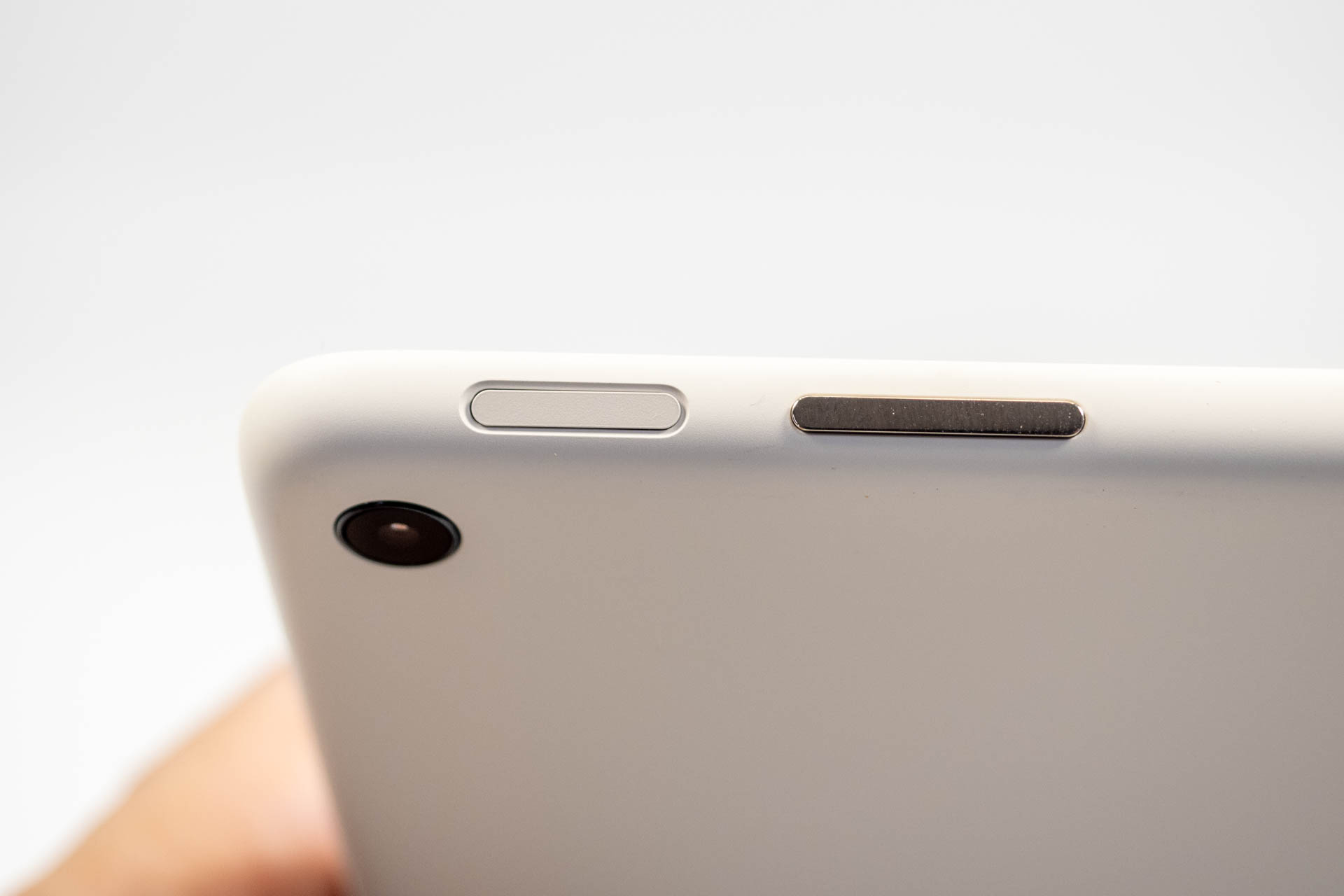 左が指紋認証センサー一体型の電源ボタンで、右が音量ボタン