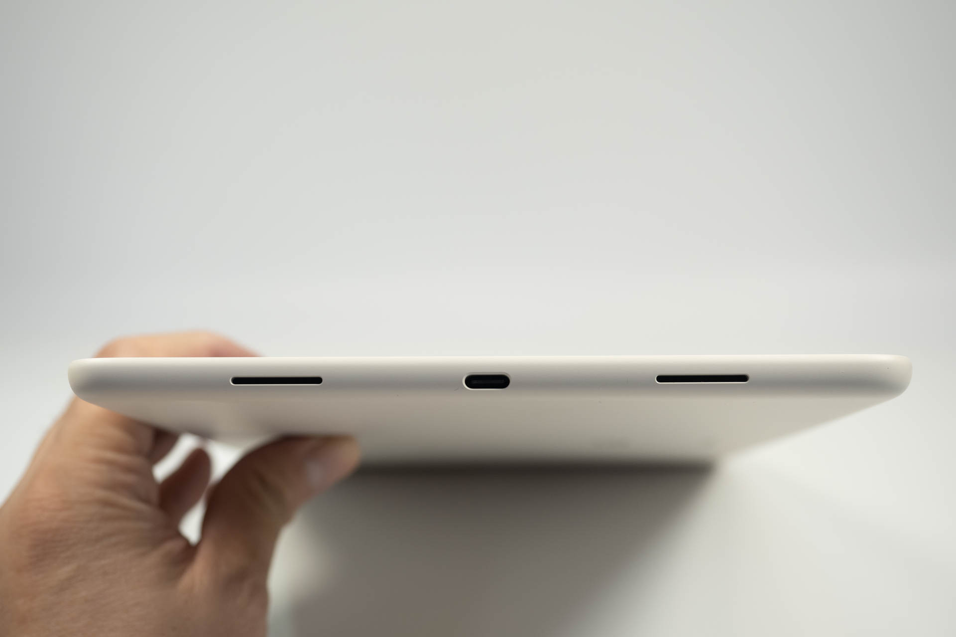 Type-C端子とその両側にはスピーカーを配置