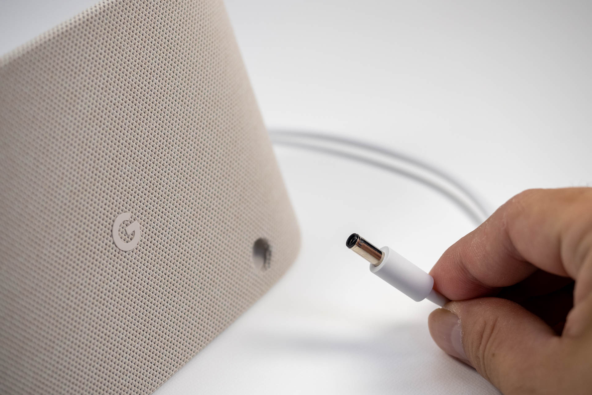 充電スピーカー ホルダーへの給電は独自形状のコネクター