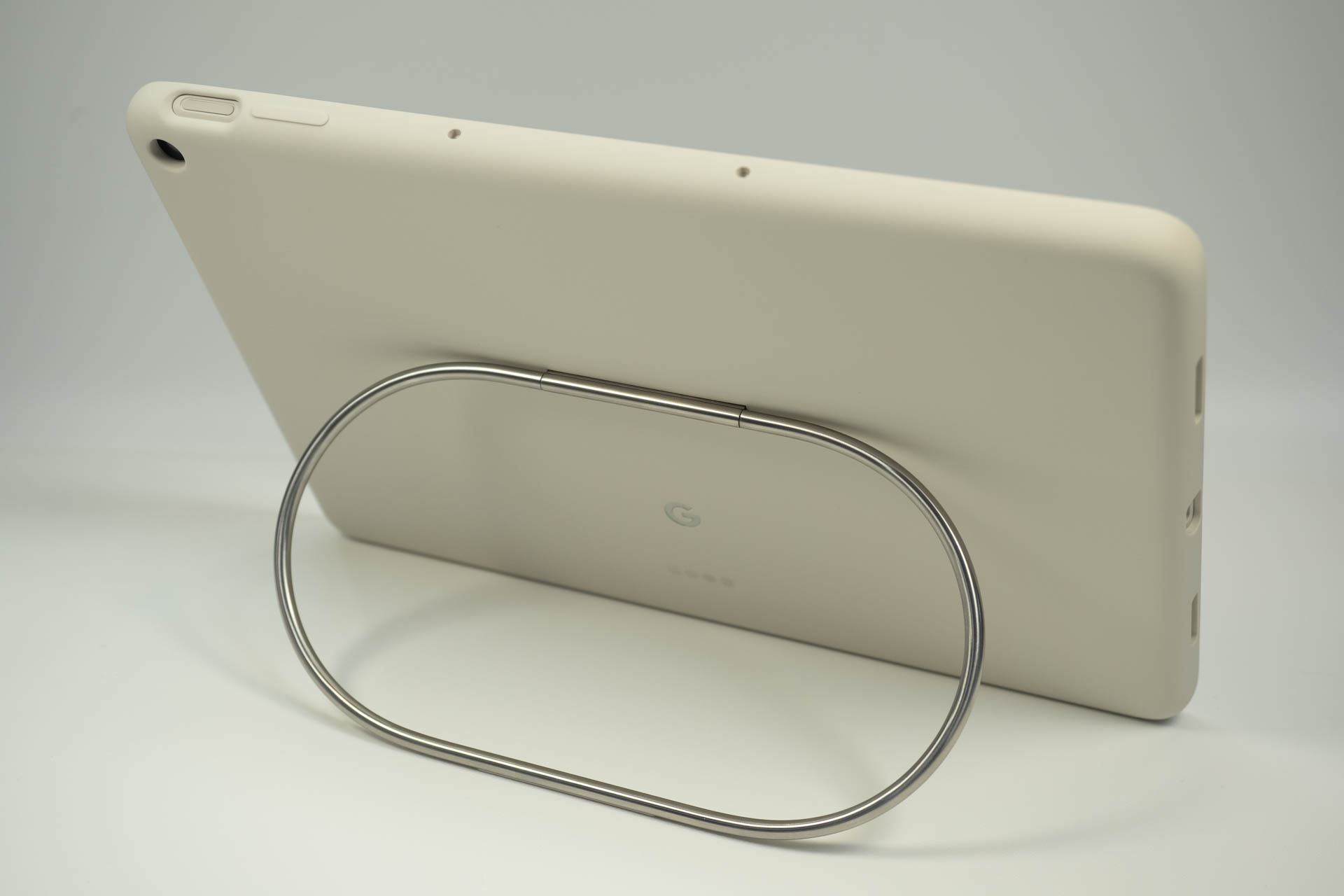 スタンドで自立可能