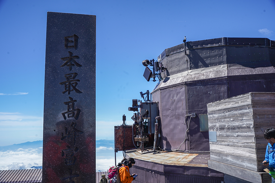 山頂の基地局。ソフトバンクのWebサイトより