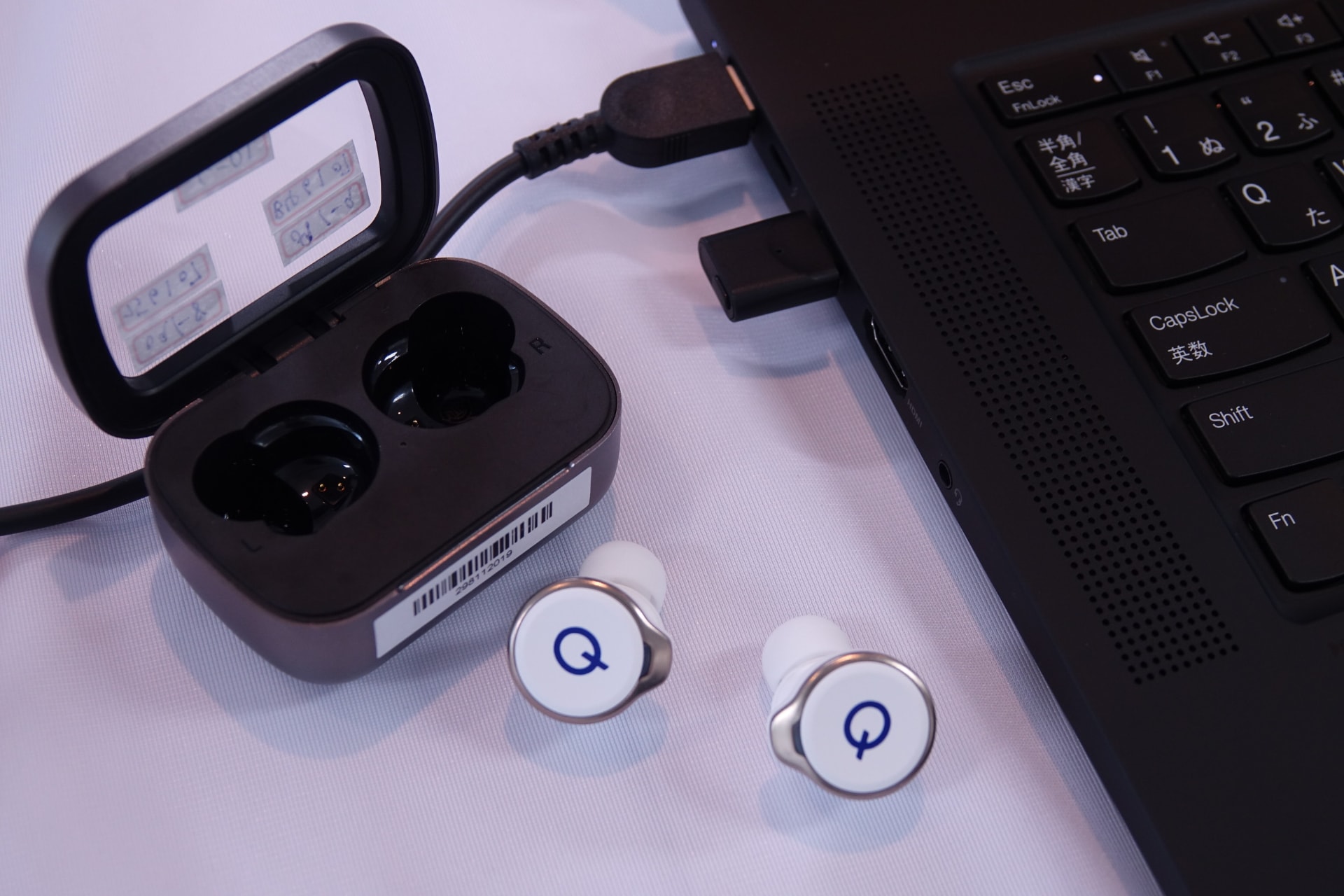 クアルコムによるリファレンスデバイスをスマートフォンやパソコンに接続した様子