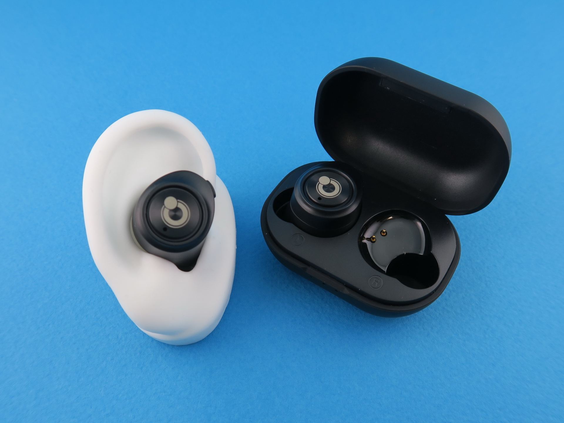 「EAR BUDS」を耳の模型に装着したところ（左）。楕円の突起側が上部に位置するレイアウト