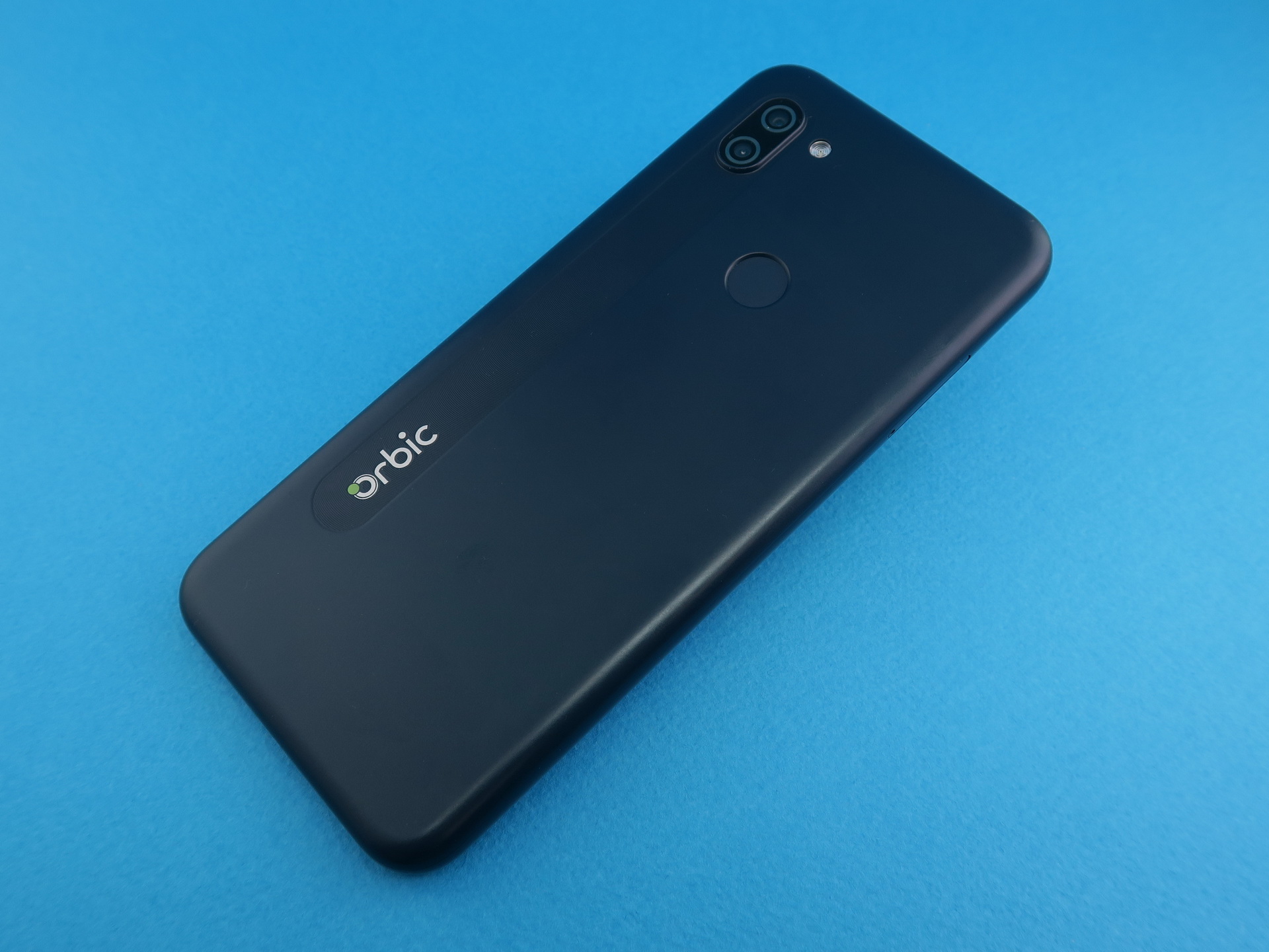 背面にはカメラ、フラッシュ、指紋センサーを備える。Orbicのロゴも比較的目立つ印象。背面はしぼ仕上げで、指紋はあまり目立たない
