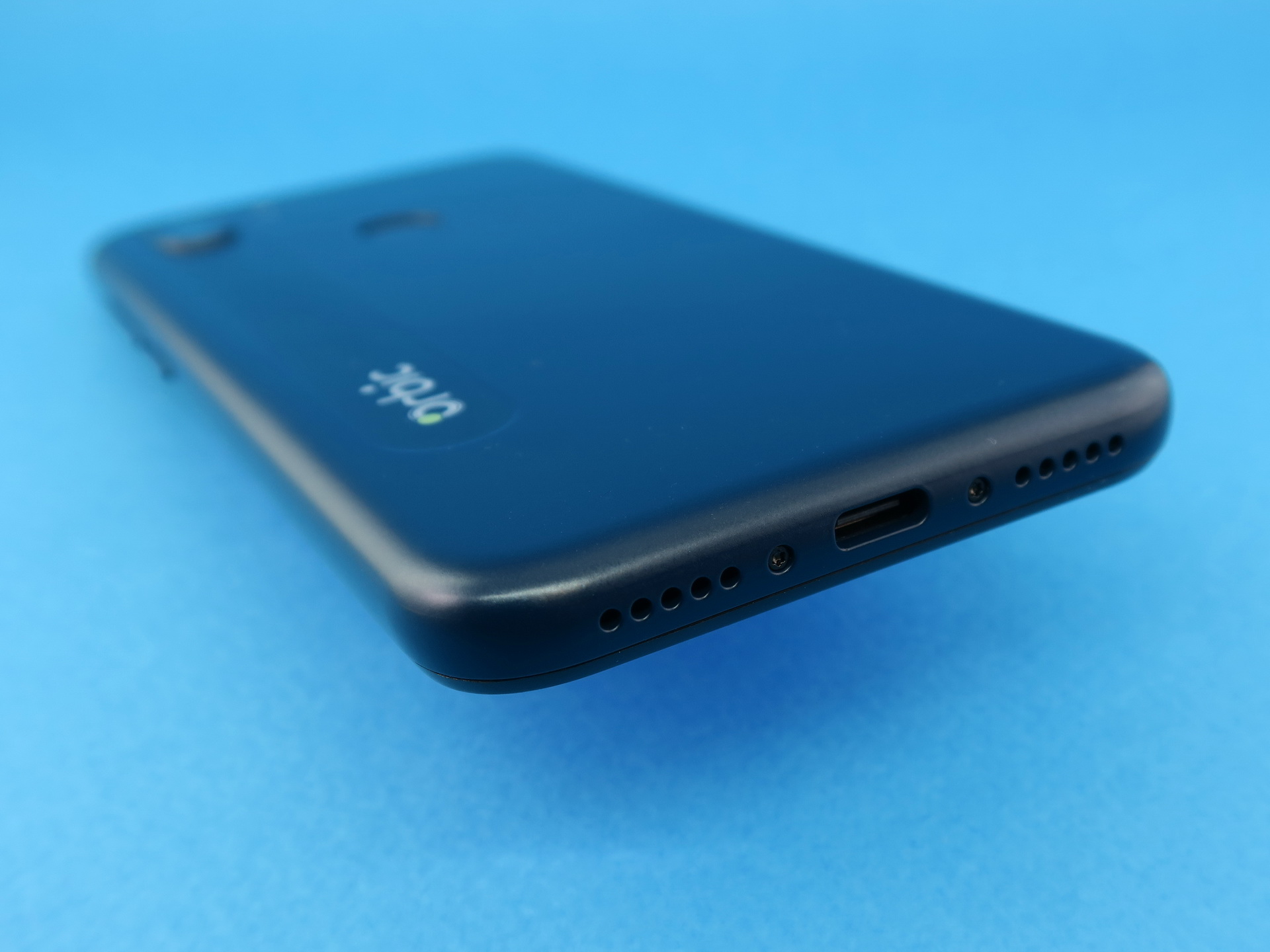 本体下部にはUSB Type-C外部接続端子を備える。上部には3.5mmヘッドセット端子も備える