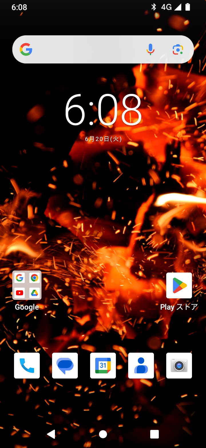 ホーム画面はシンプルな構成。アイコンはいずれも四角いタイルに表示するデザイン