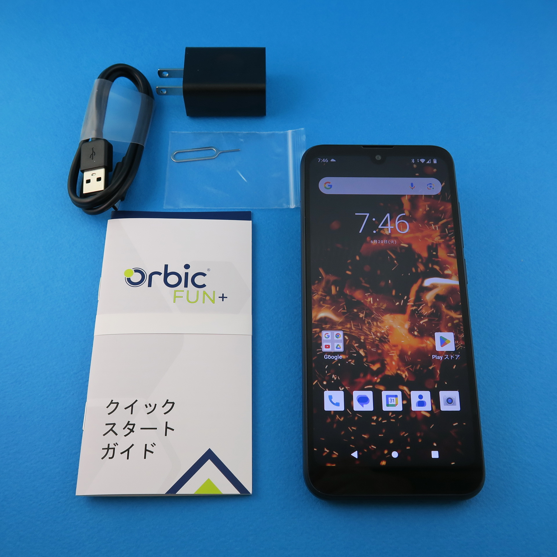 パッケージには10W対応ACアダプターやUSBケーブルも同梱される