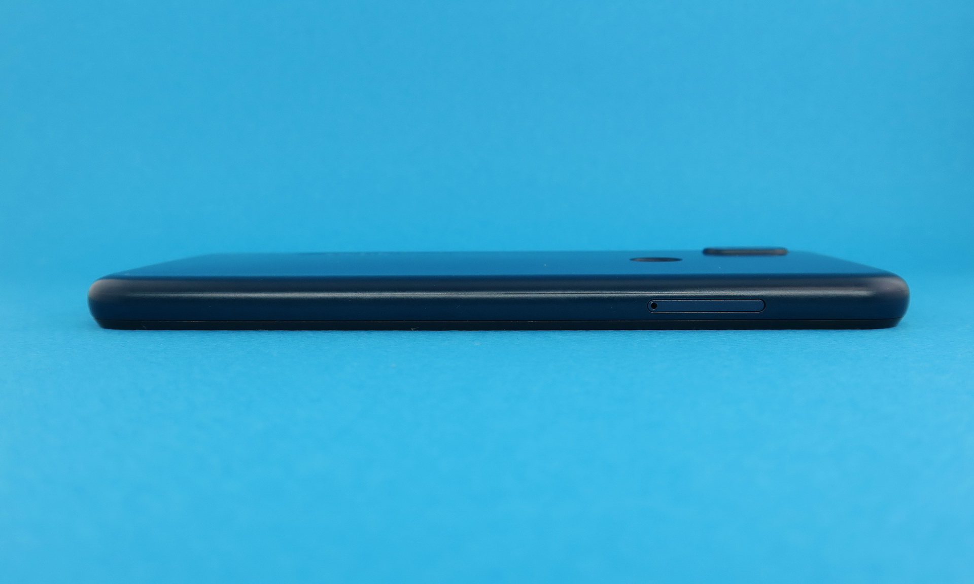 左側面は上部（右側）にSIMスロットを備える