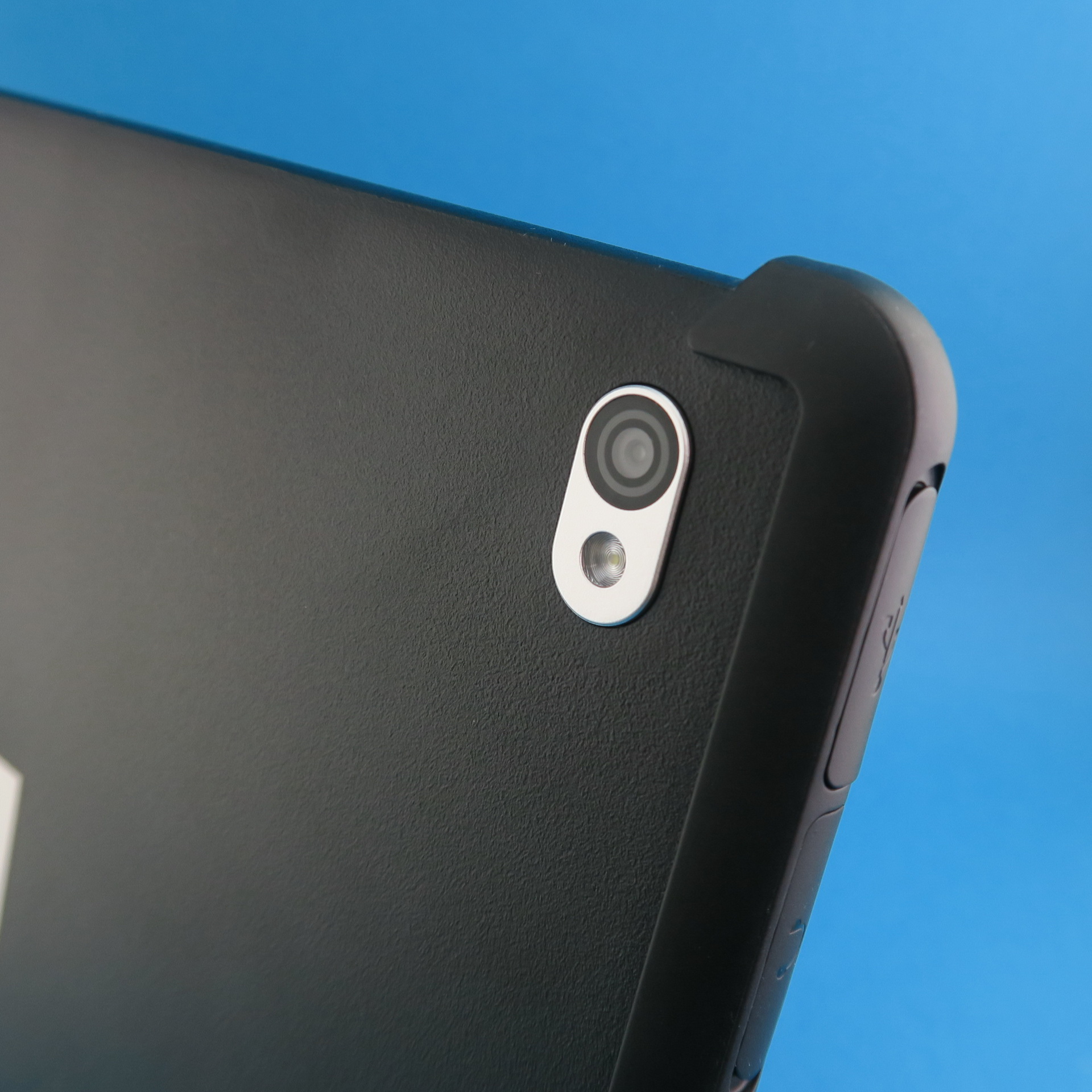 背面には1300万画素のカメラを搭載。下側にはフラッシュも備える