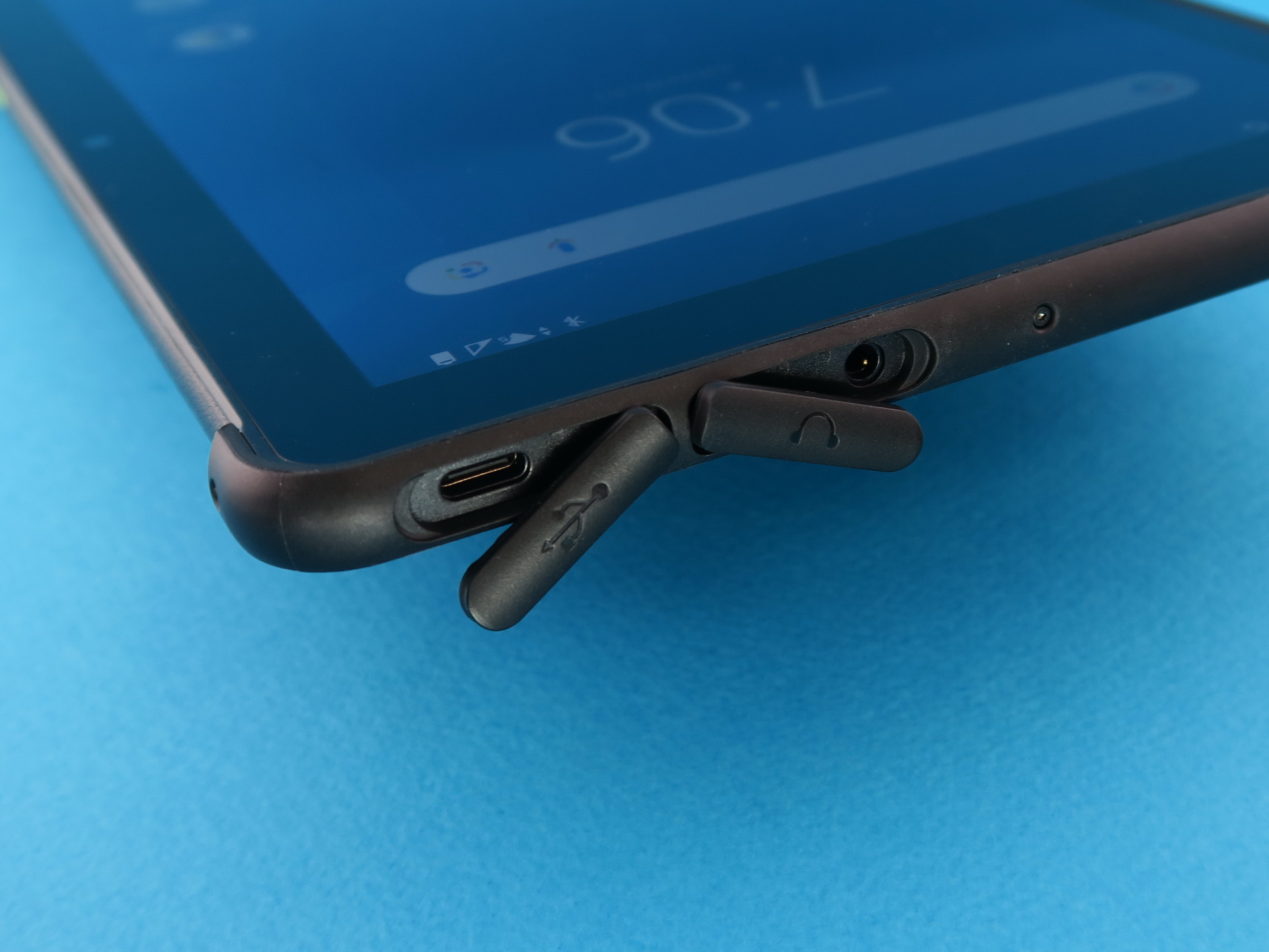 外部接続端子と3.5mmヘッドセット端子もキャップ付きのため、接続時はキャップを開ける必要がある