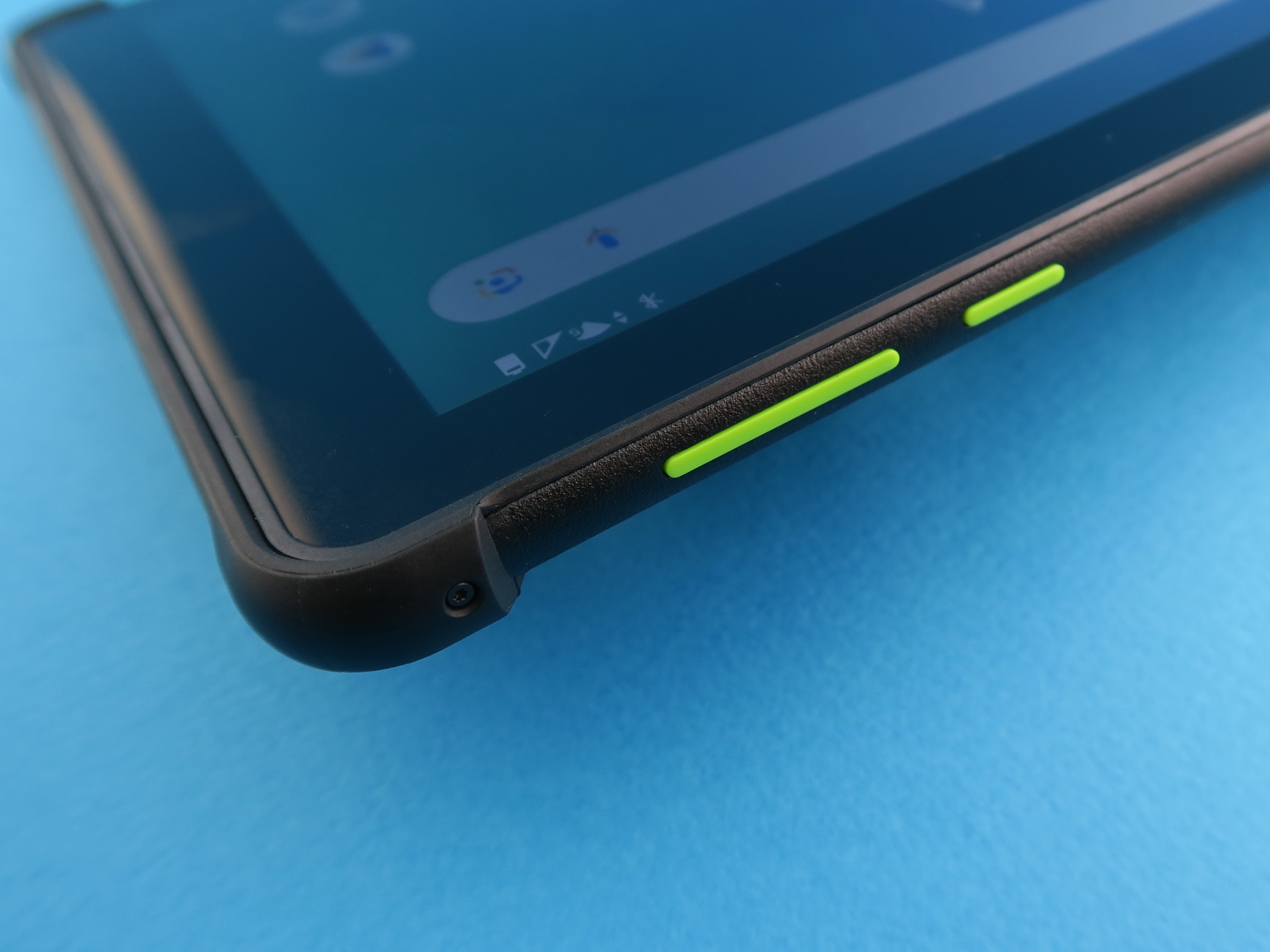 「TAB8 4G」と同じように、本体側面に備えられた音量キーと電源キーは黄色いパーツを採用