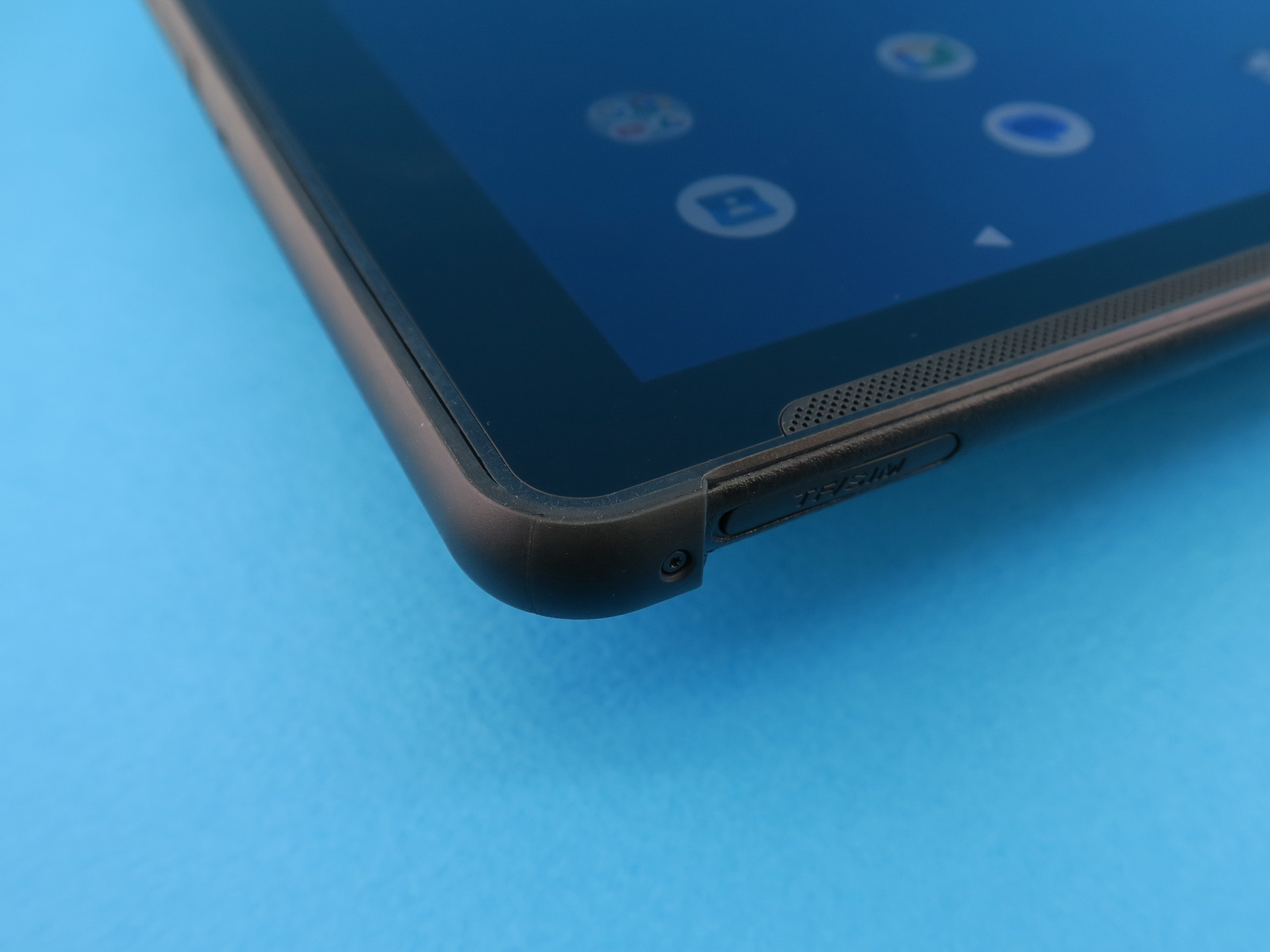 MIL-STD-810G相当の耐衝撃性能を実現するため、ボディ周囲にはプロテクターが装備されている