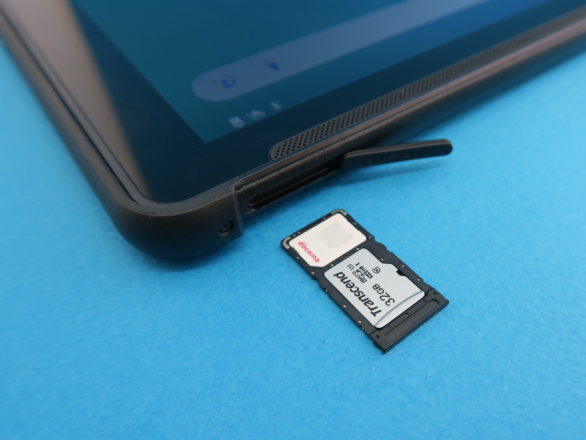 SIMカードトレイはキャップを開け、内部にピンを挿すと、取り出せる