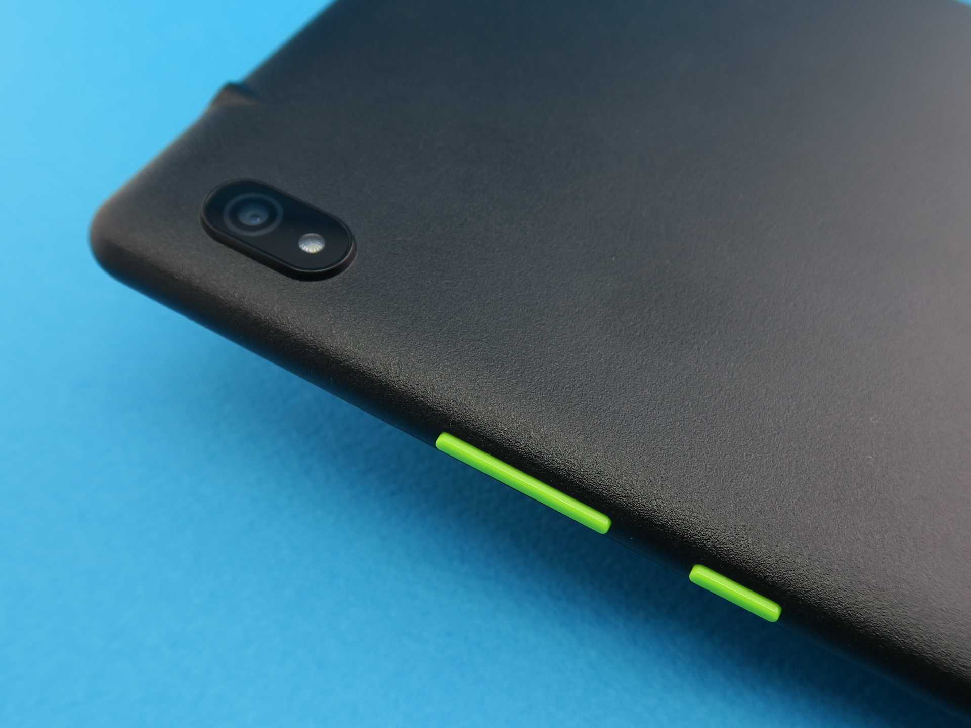 本体右側面に備えられた音量キーと電源キーは黄色いパーツを採用