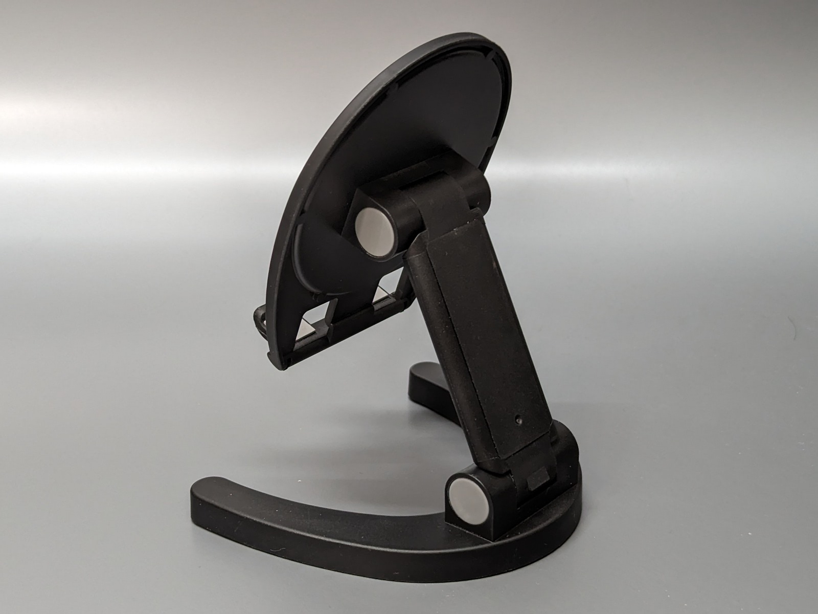 背面。見た目は一般的なスマホスタンドだ