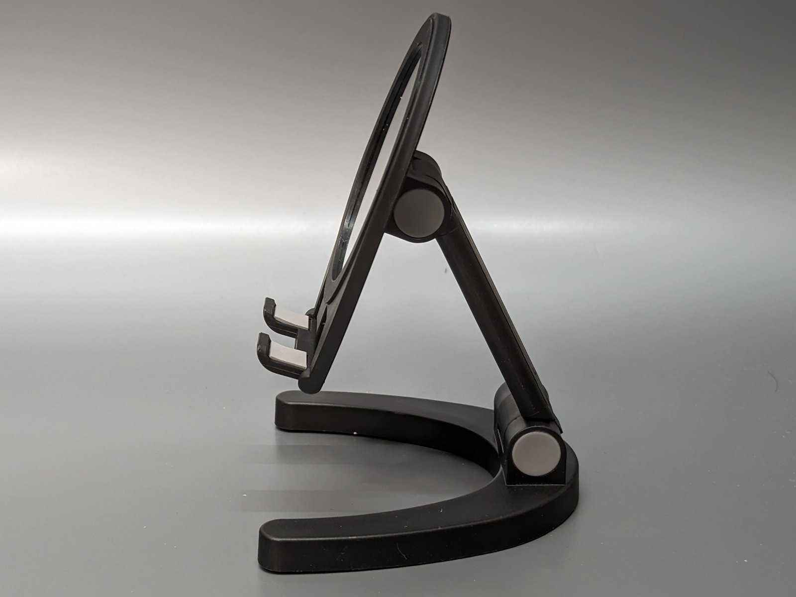 横から見たところ。宙に浮いてスマホを支える形。関節は2箇所が可動する