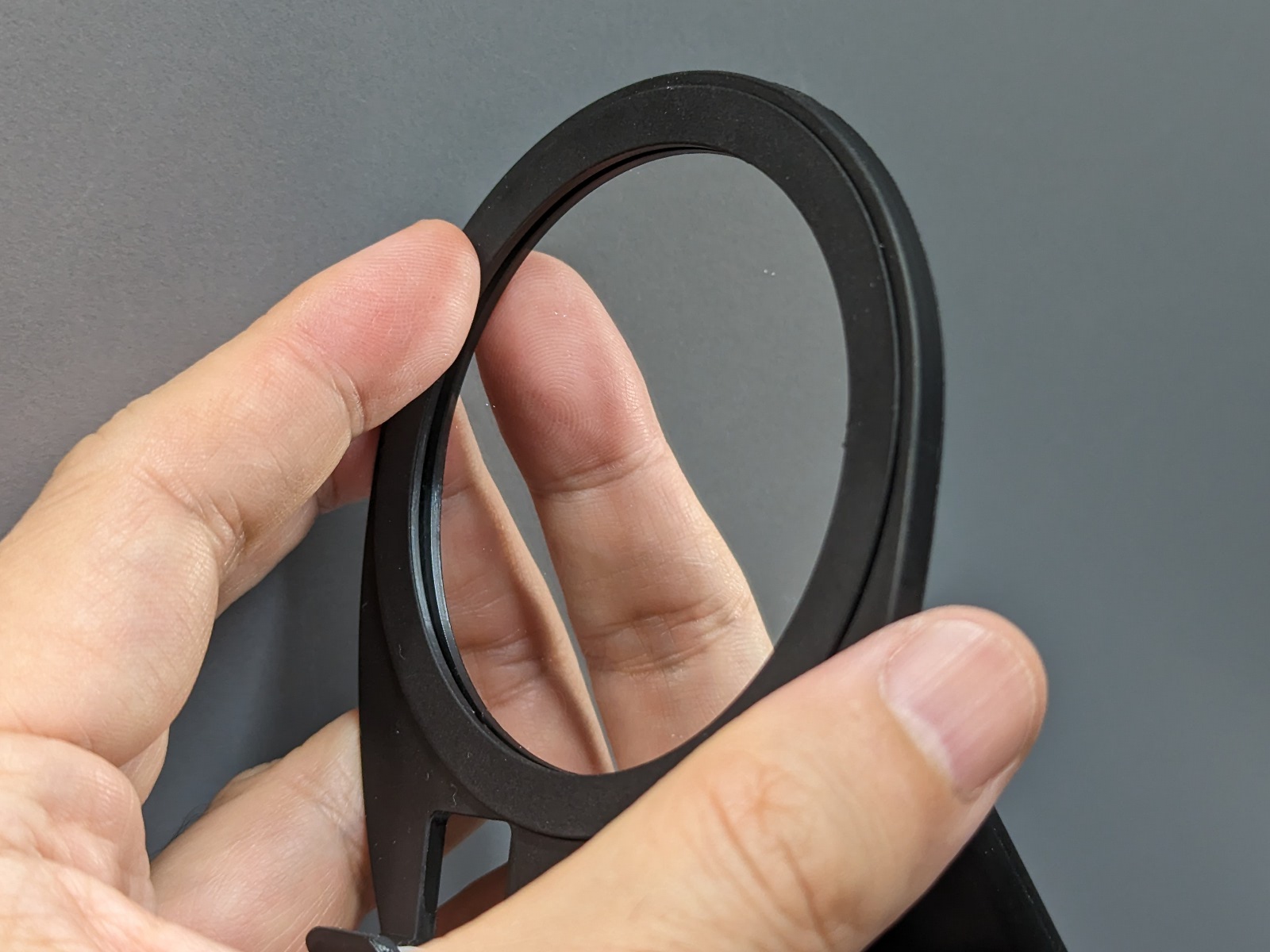 ミラーは丸形。MagSafeのサイズに似ているが特に関連はなく、吸着のギミックもない