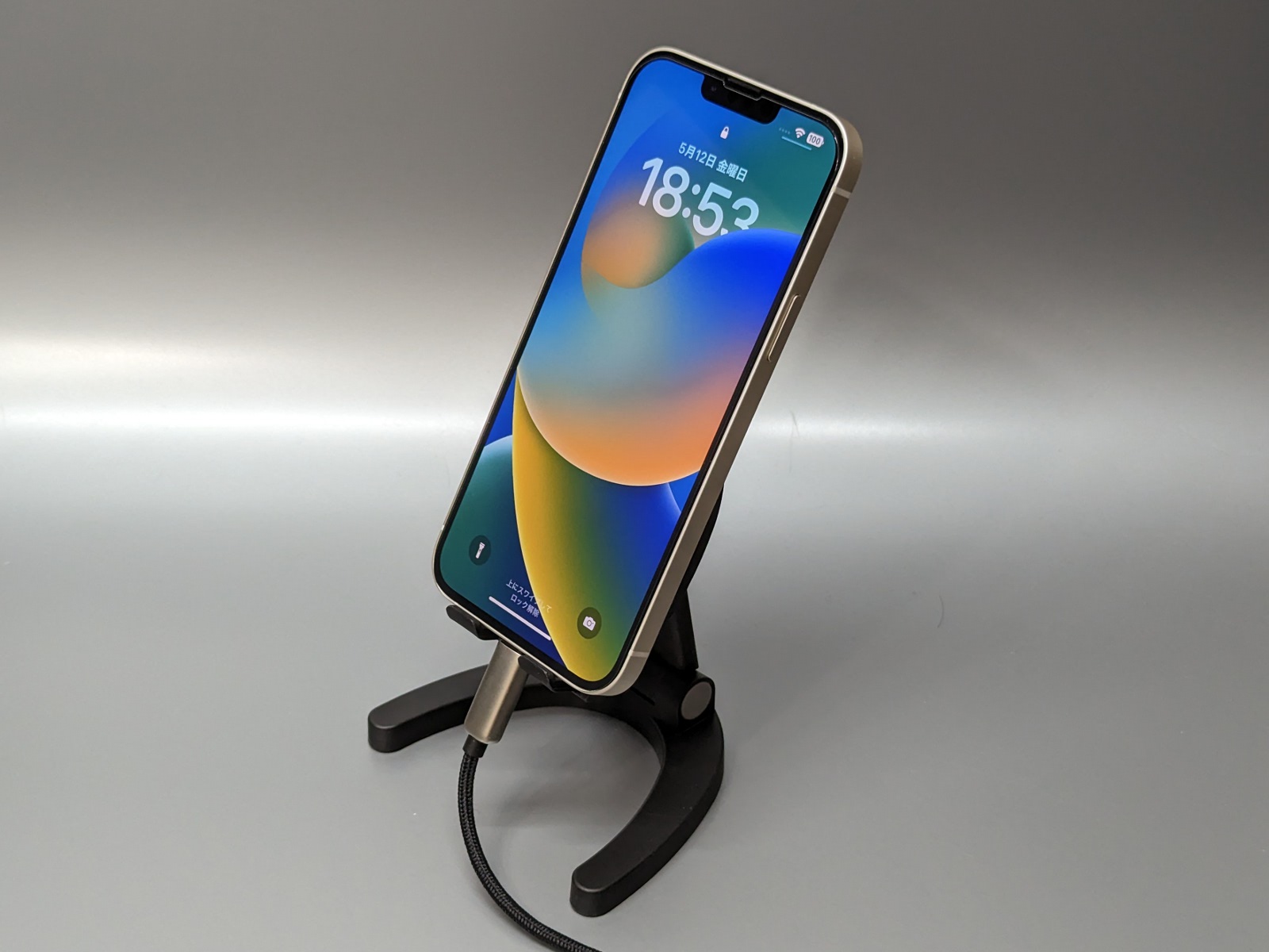 スマホ（iPhone 13 mini）を置いた状態。ミラーは完全に隠れた状態になる