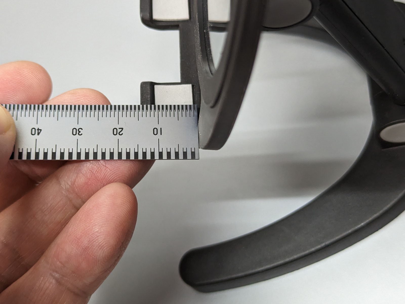 スマホを支えるベースは奥行き12mmほど。ケースの厚みがある程度あっても対応できる