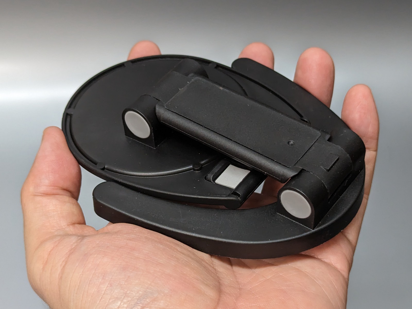 たたんで持ち歩くことも可能。樹脂製なので軽量だ