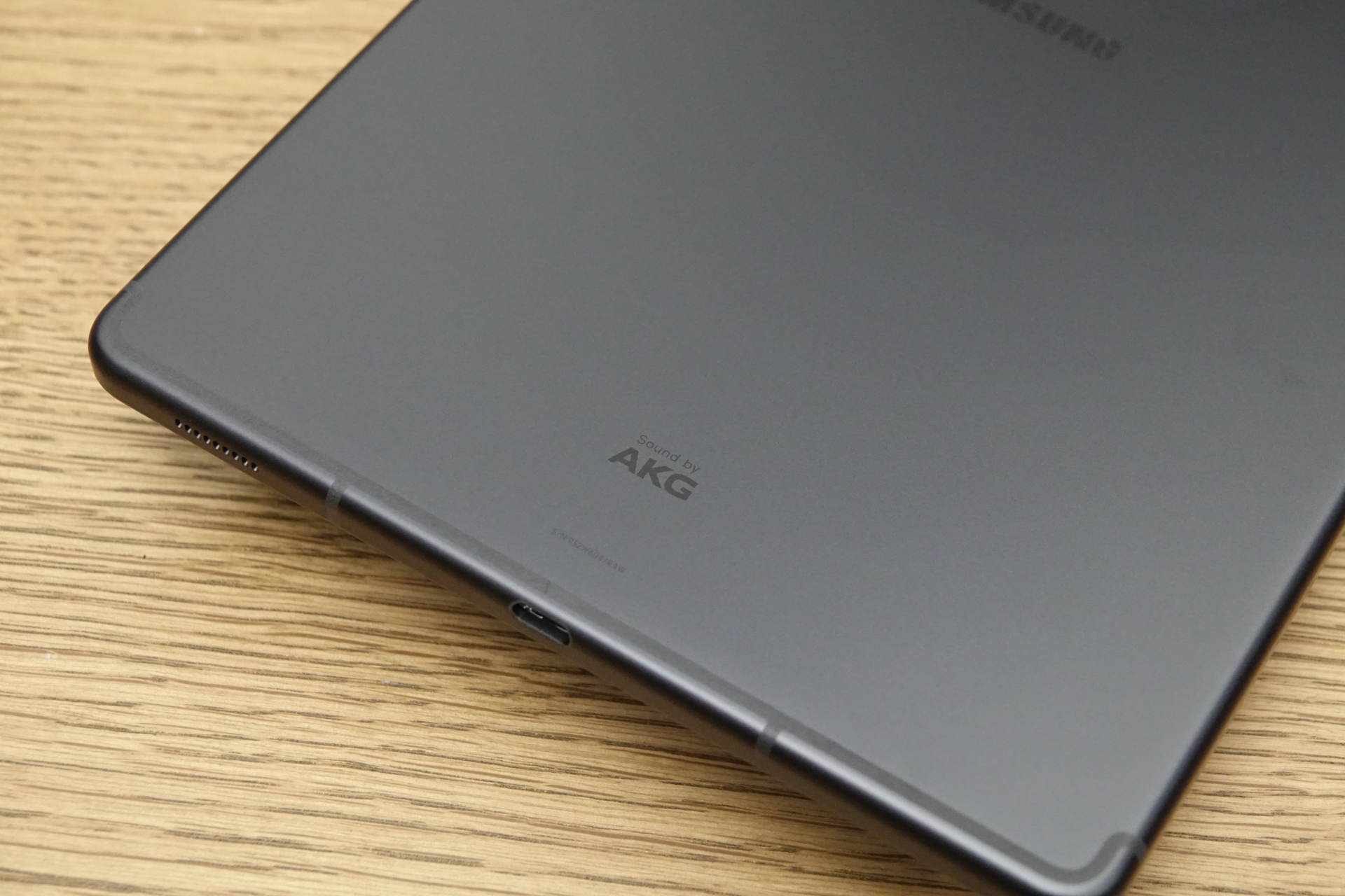 ステレオスピーカーを備える