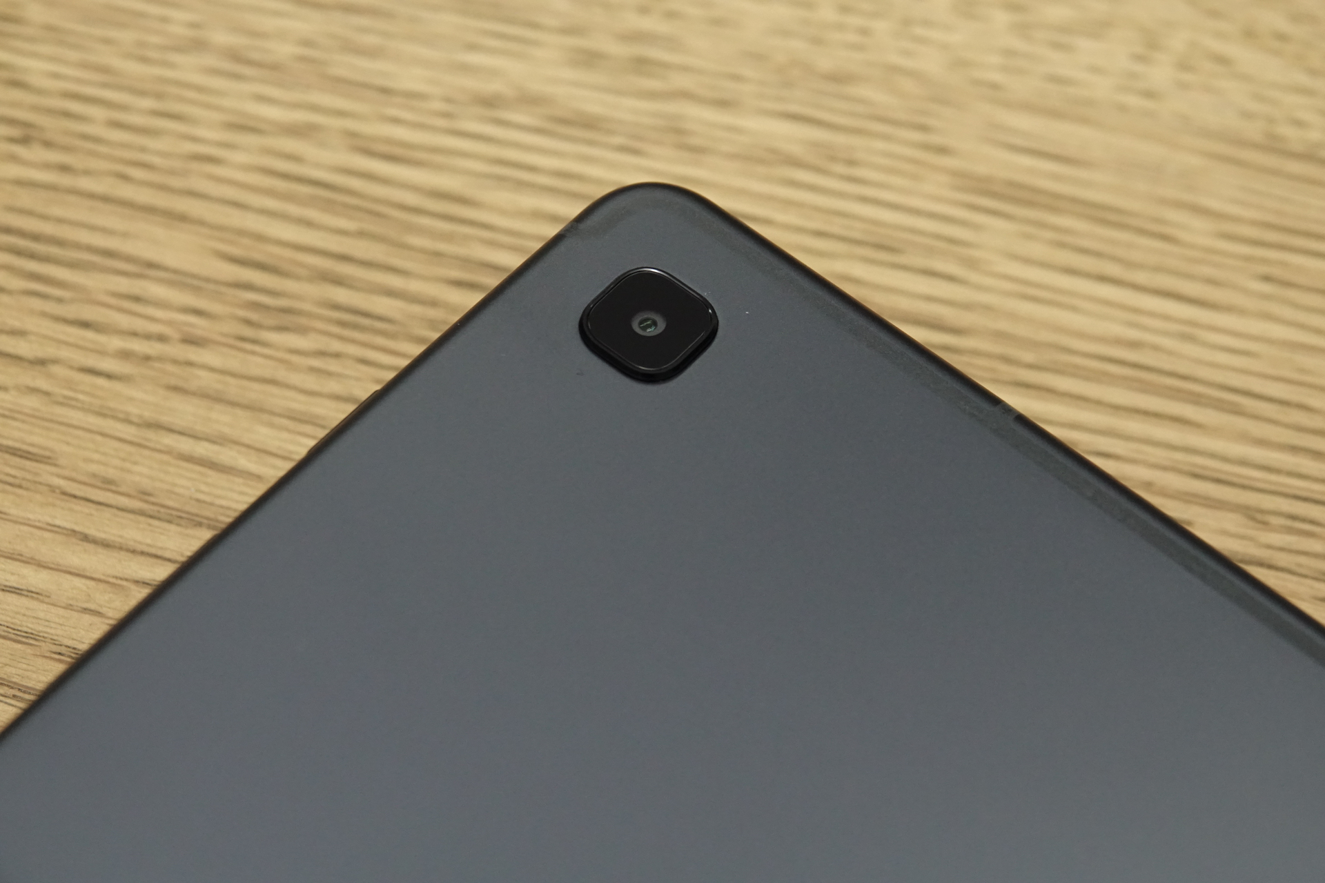 アウトカメラは800万画素