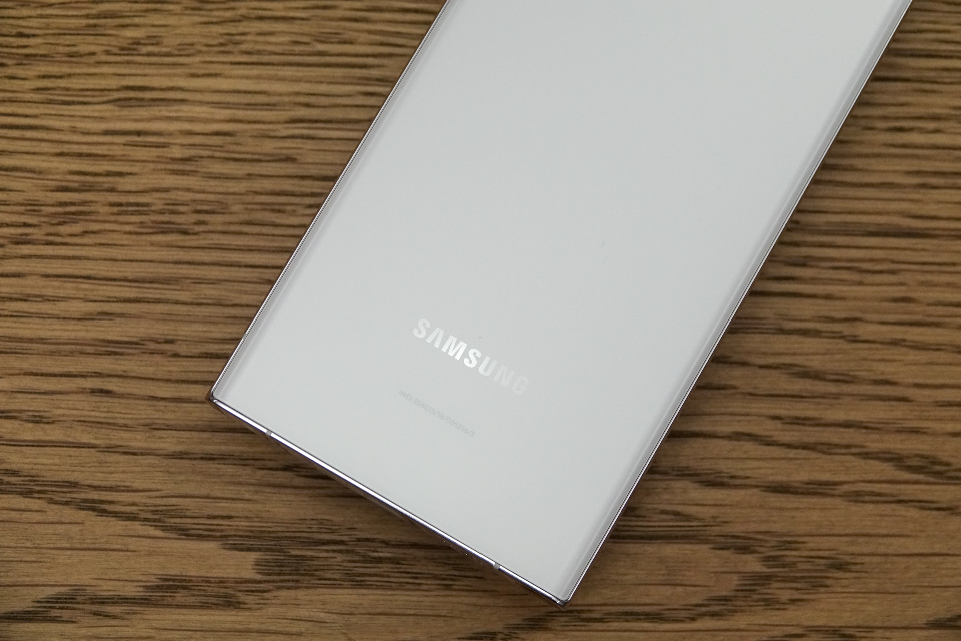 すでにキャリア版が発売された「Galaxy S23 Ultra」。オープンマーケット版のバックパネルは、サムスンのロゴとIMEIのみのシンプルなデザインとなっている