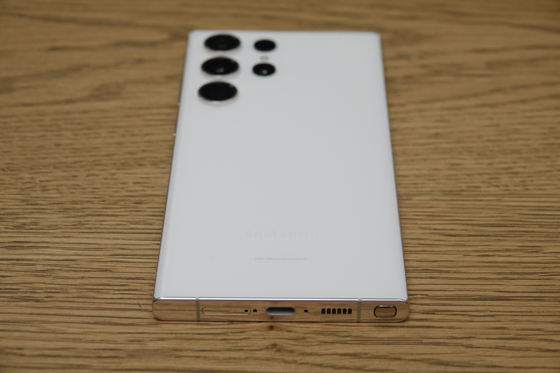 端末下部には充電用の端子などを備える