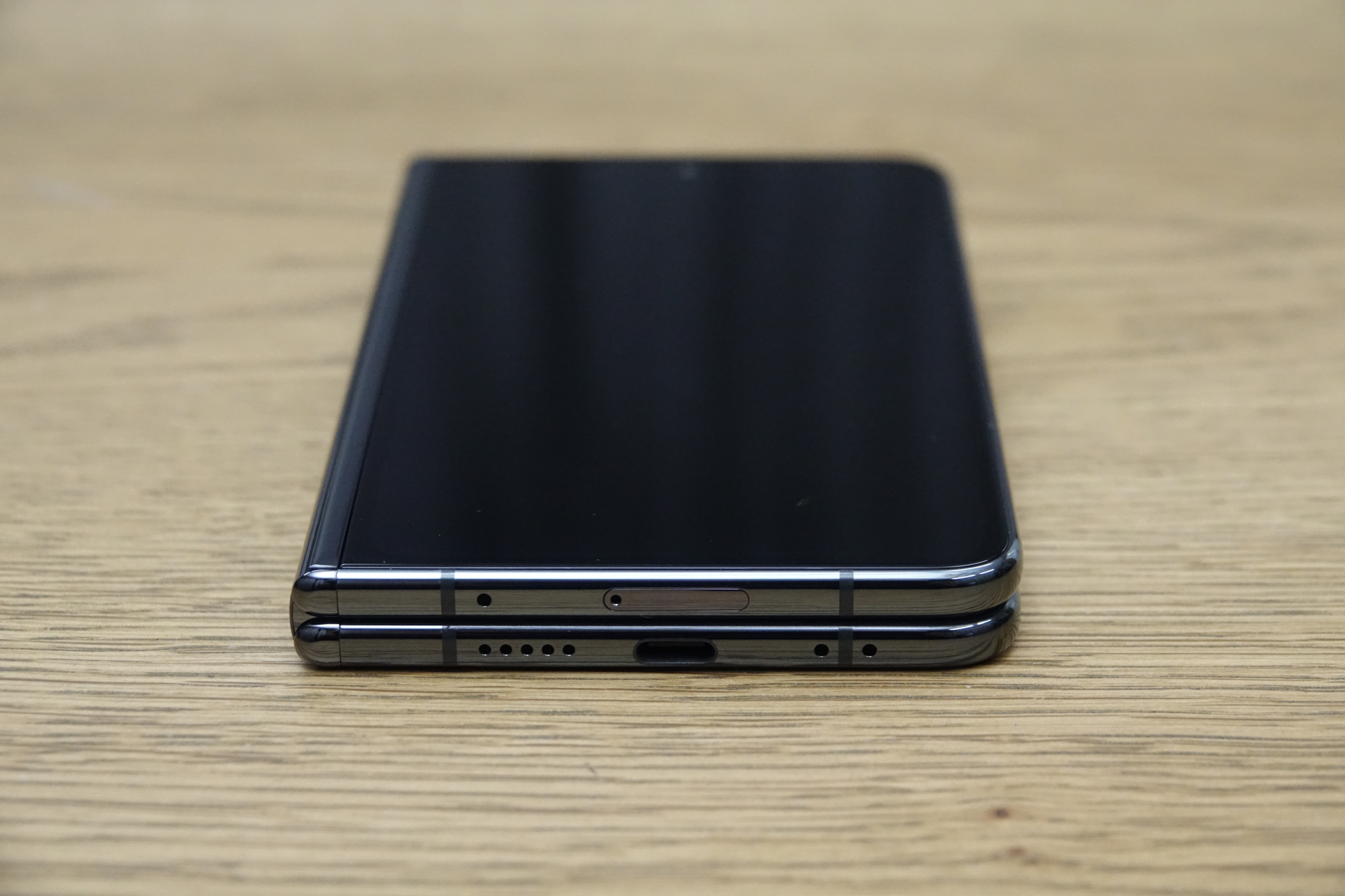 端末下部にはスピーカーのほか、充電用の端子やSIMスロットを備える