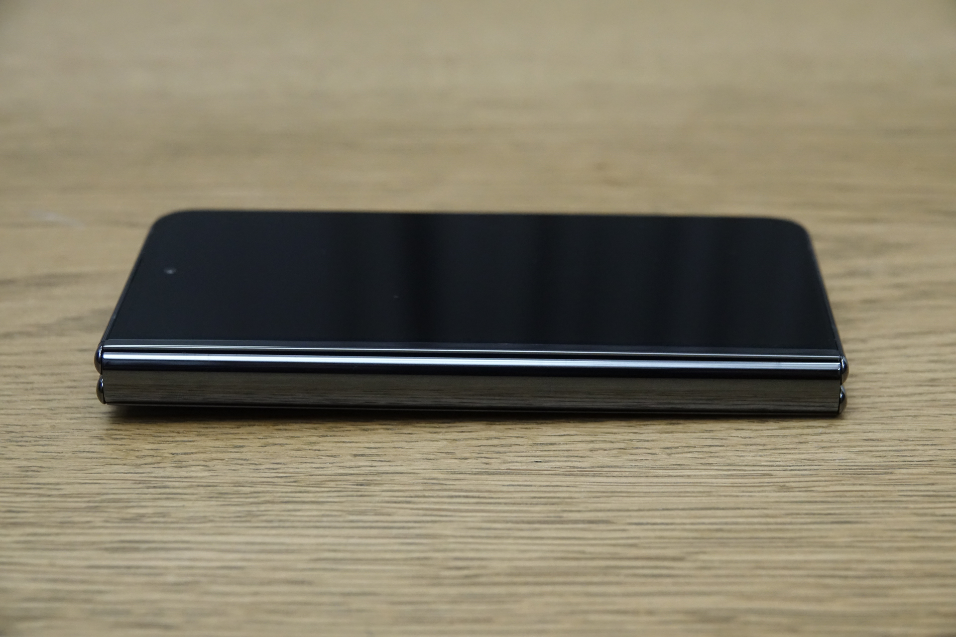 ヒンジ部分は光沢のある仕上がり